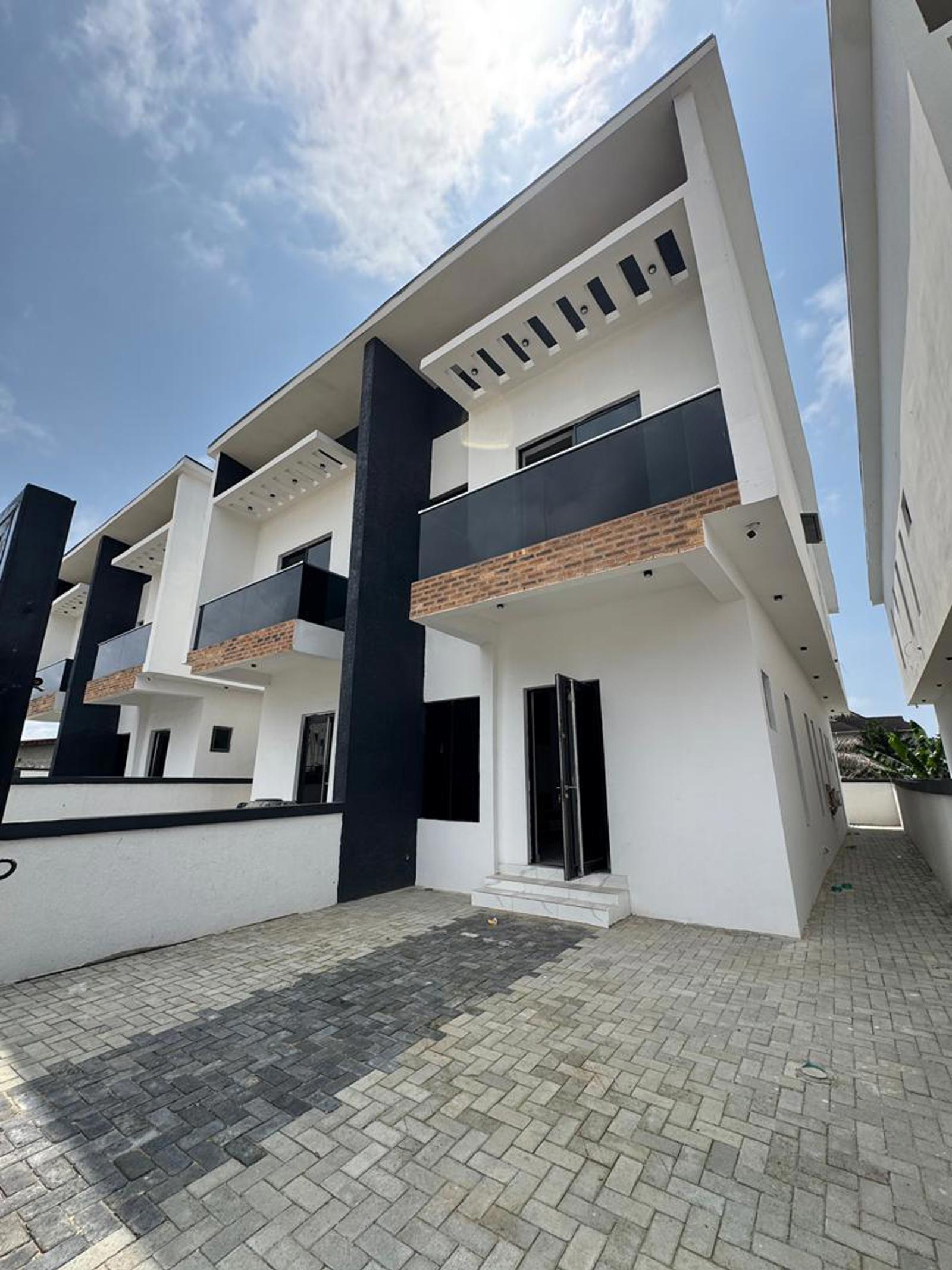 WELL BUILT 4 BEDROOM DUPLEX WITH BQ