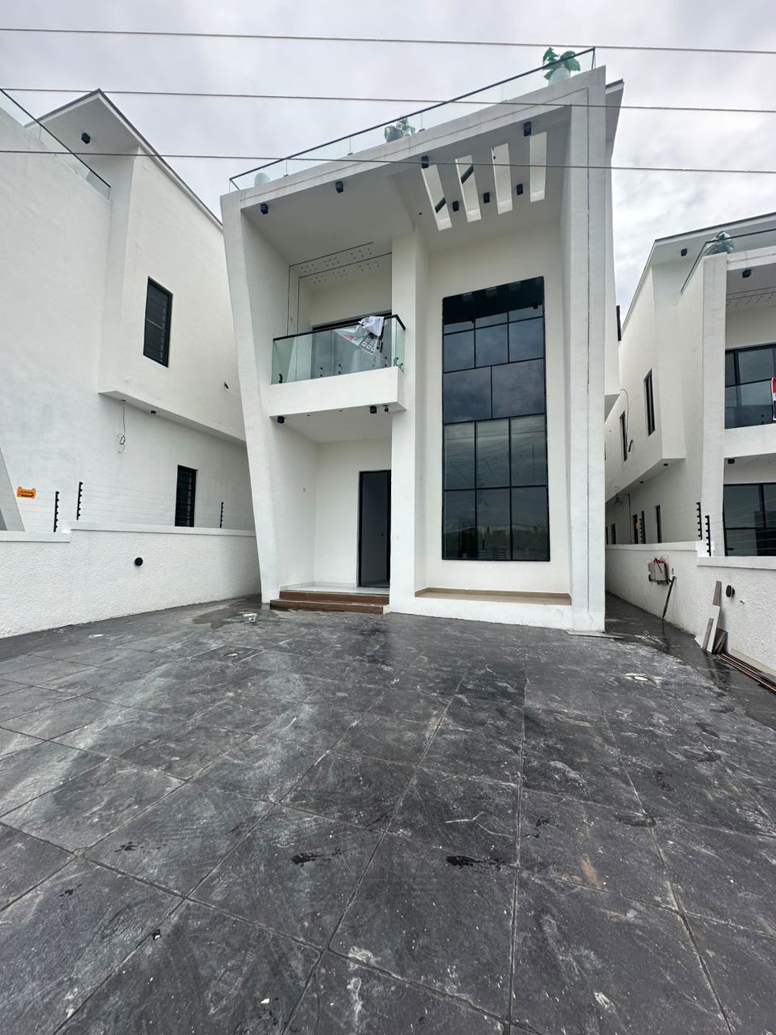 5 BEDROOM FULLY DETACHED DUPLEX
