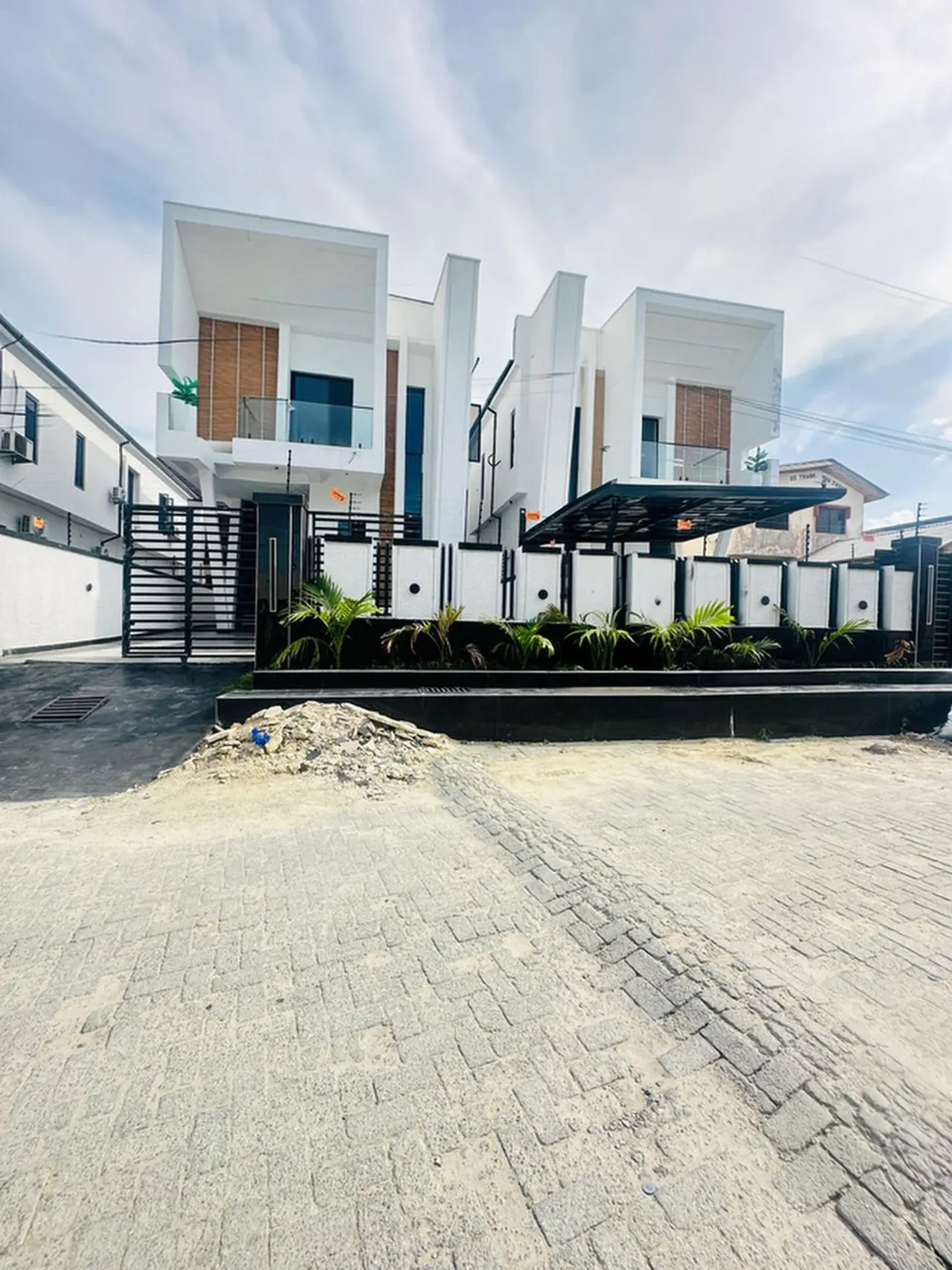 SPACIOUS 5 BEDROOM DETACHED DUPLEX