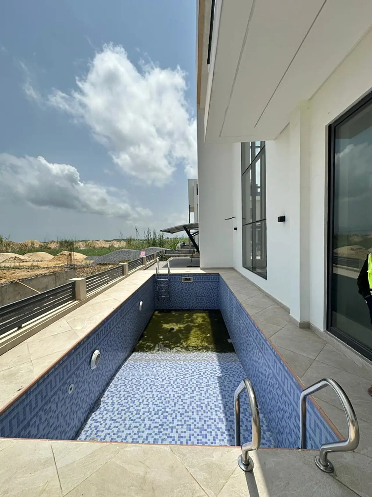 GIGANTIC SUPER SPACIOUS 5 BEDROOM DUPLEX