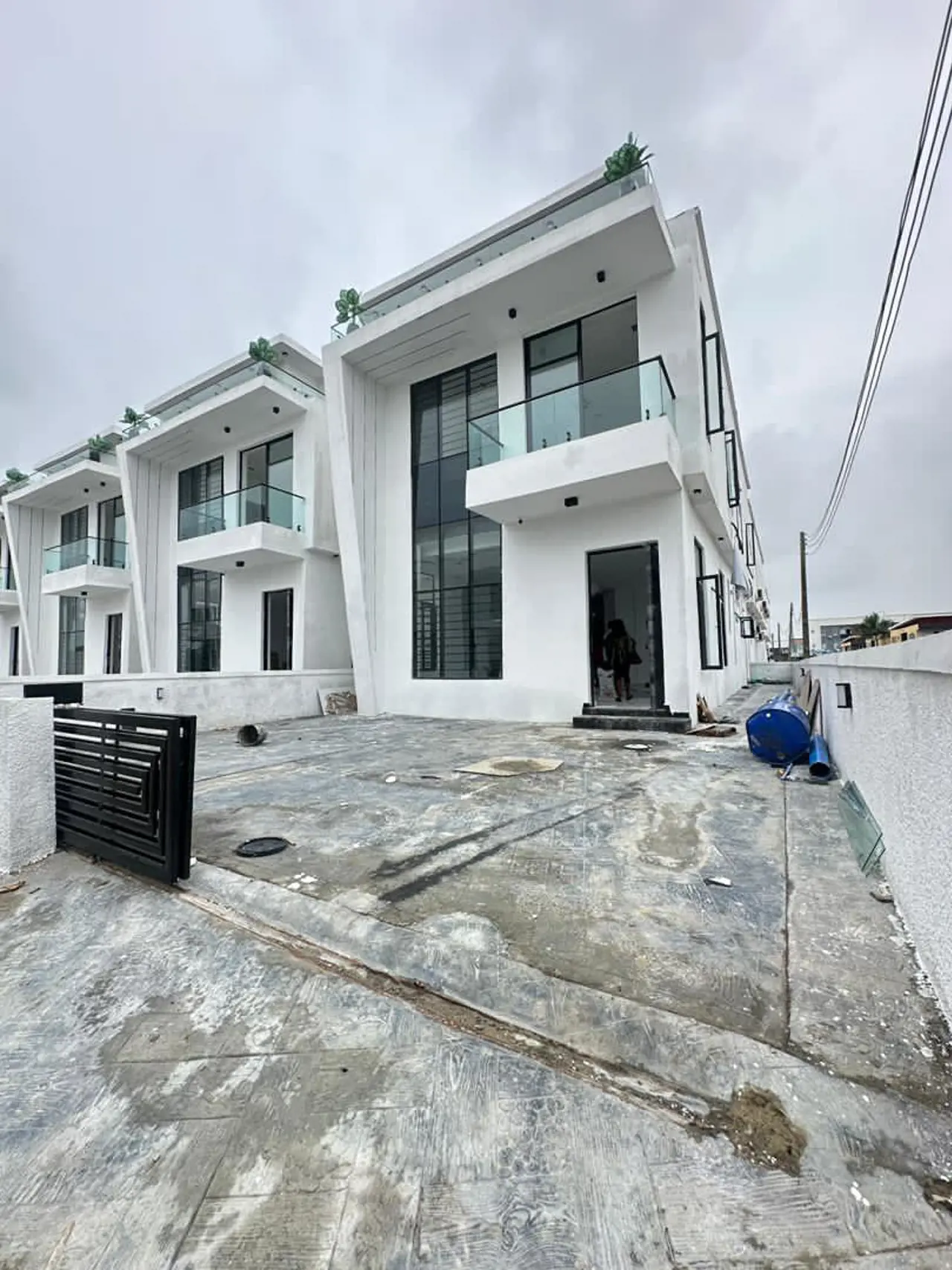 SPACIOUS 5 BEDROOM DUPLEX