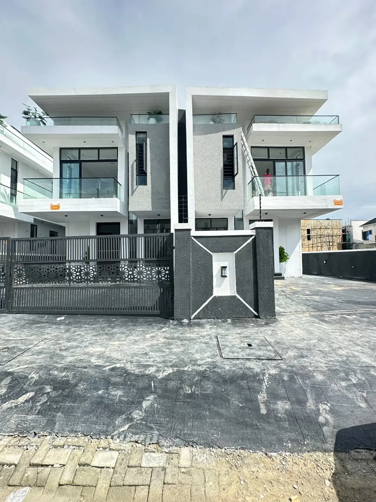 EXQUISITE LUXURY 4 BEDROOM DUPLEX WITH BQ
