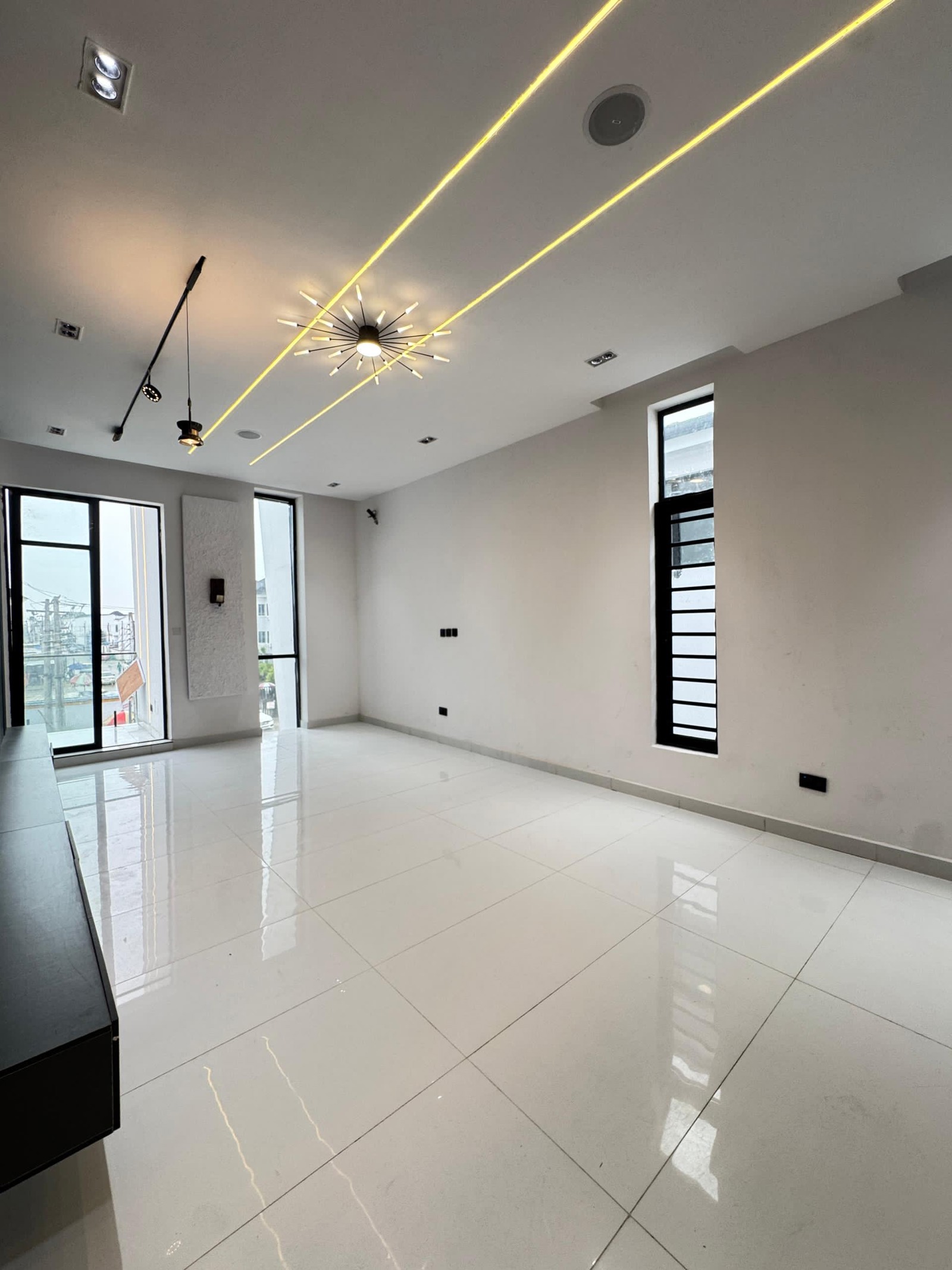 MASSIVE 4  BEDROOM DETACHED DUPLEX WITH BQ FOR SALE