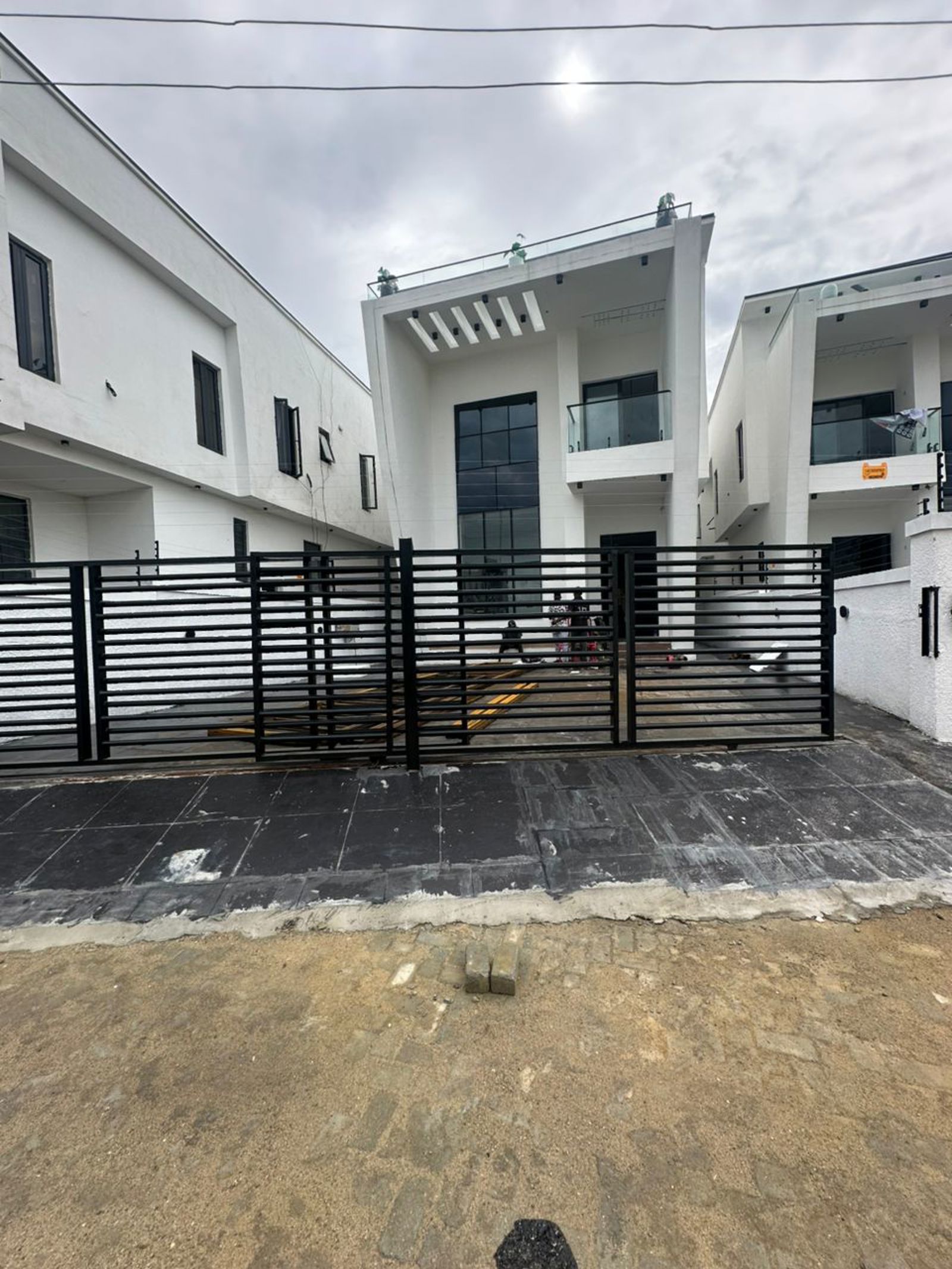 5 BEDROOM DETACHED DUPLEX WITH A POOL