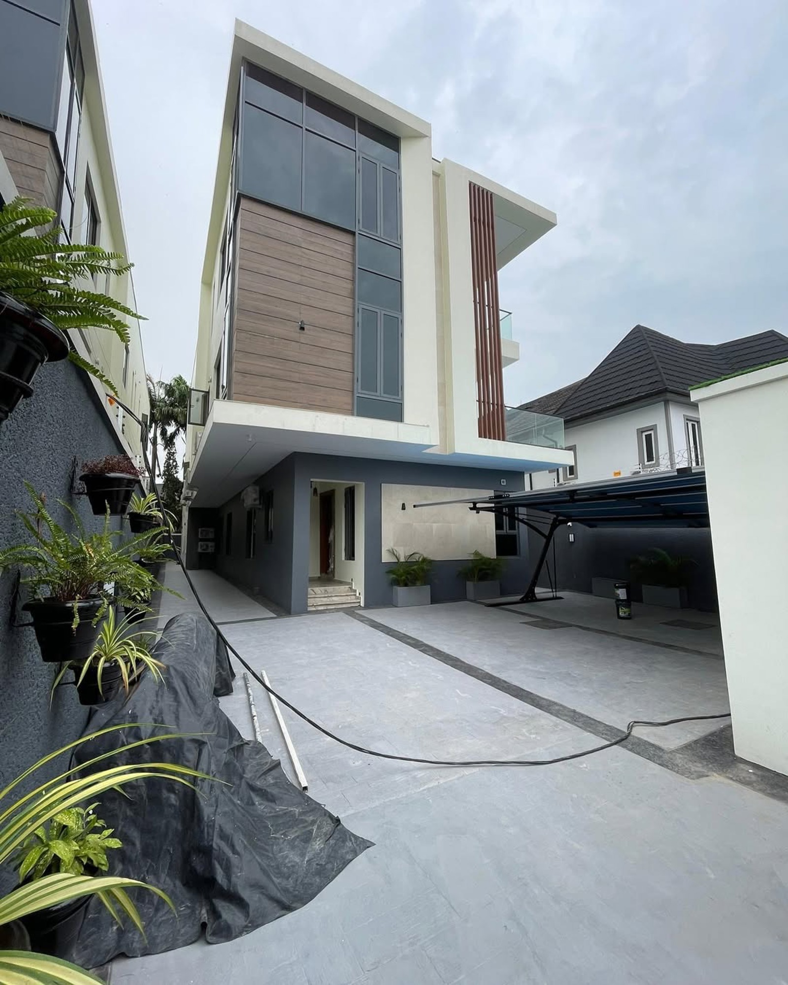 Luxury 5 Bedroom Fully Detached Duplex