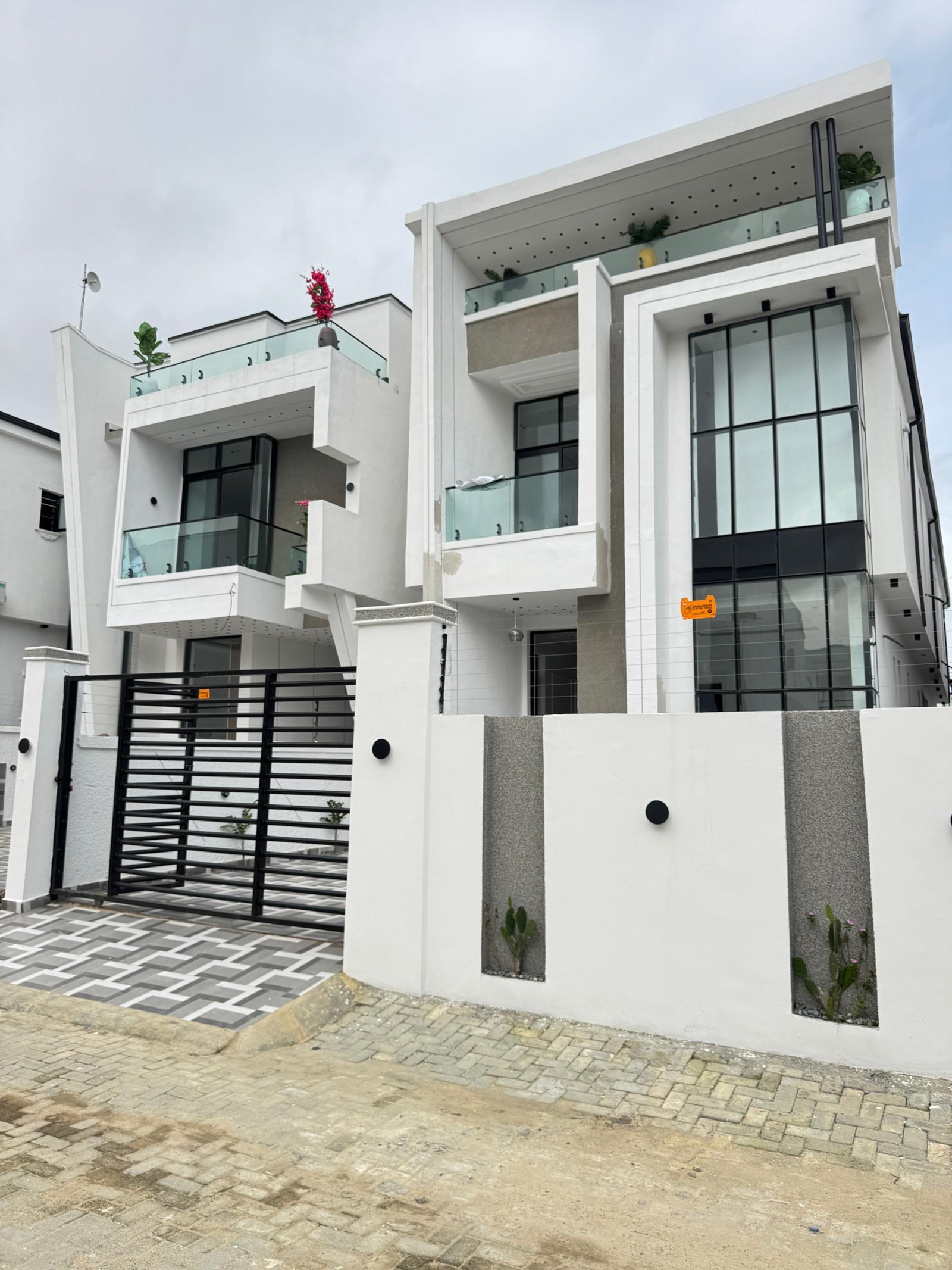 CLASSY 5  BEDROOM DETACHED DUPLEX WITH A POOL  FOR SALE  AJAH lekki lagos NG