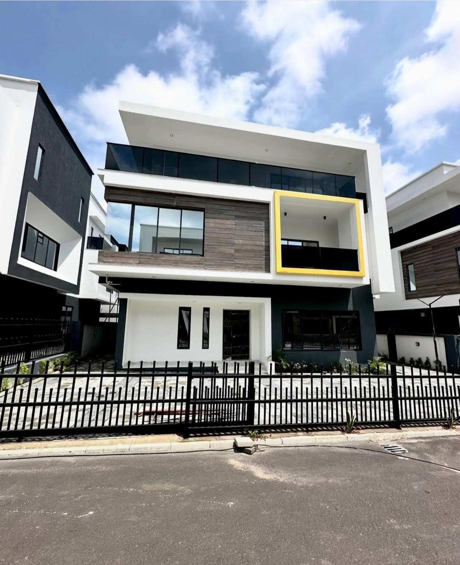 Detached  5 bedroom Duplex