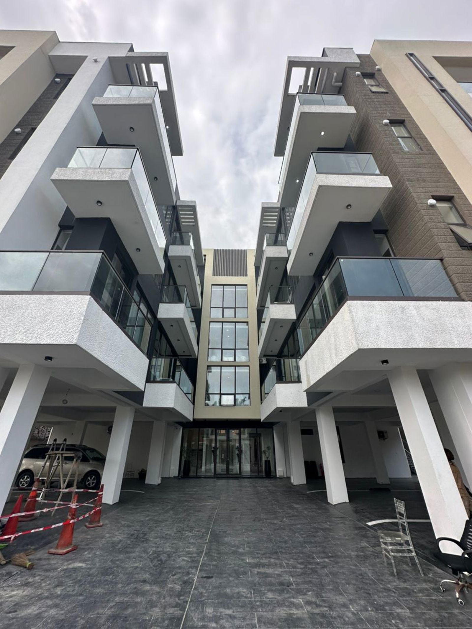 CONTEMPORARY 3 BEDROOM APARTMENT LEKKI PHASE ONE