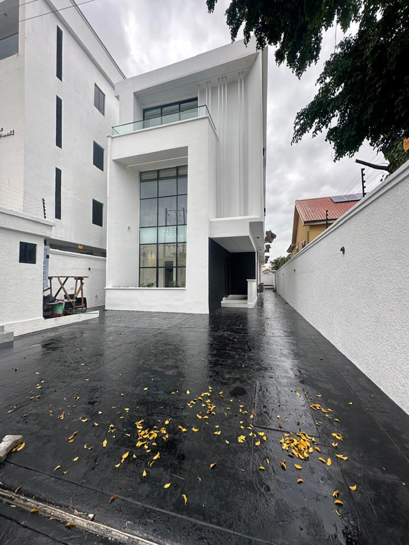 5 BEDROOM FULLY DETACHED DUPLEX WITH A POOL AND CINEMA