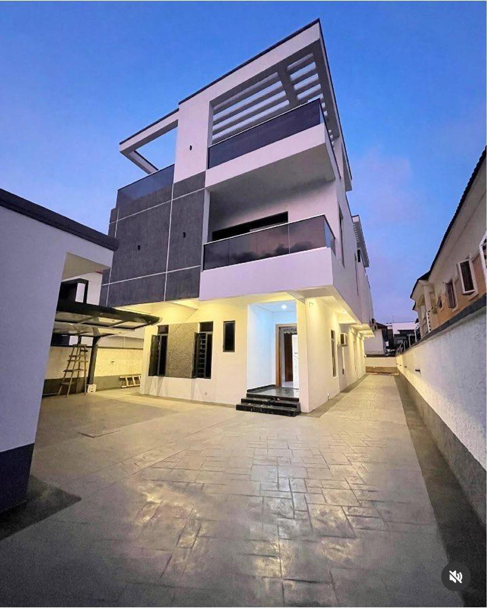 5 BEDROOM FULLY DETACHED DUPLEX WITH A POOL AND CINEMA