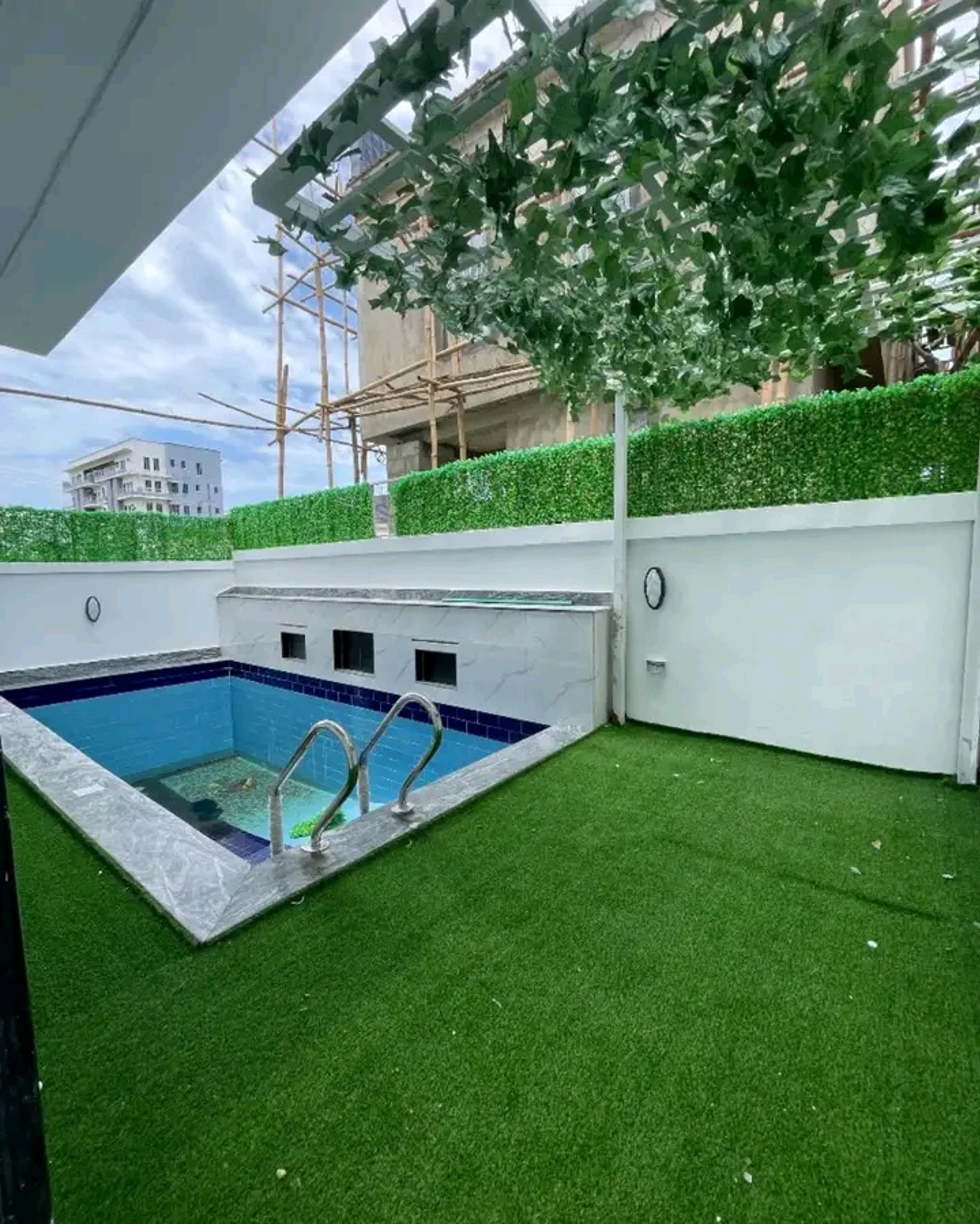 LUXURY AT ITS FINEST – EXQUISITE 5 BEDROOM FULLY DETACHED DUPLEX WITH SWIMMING POOL