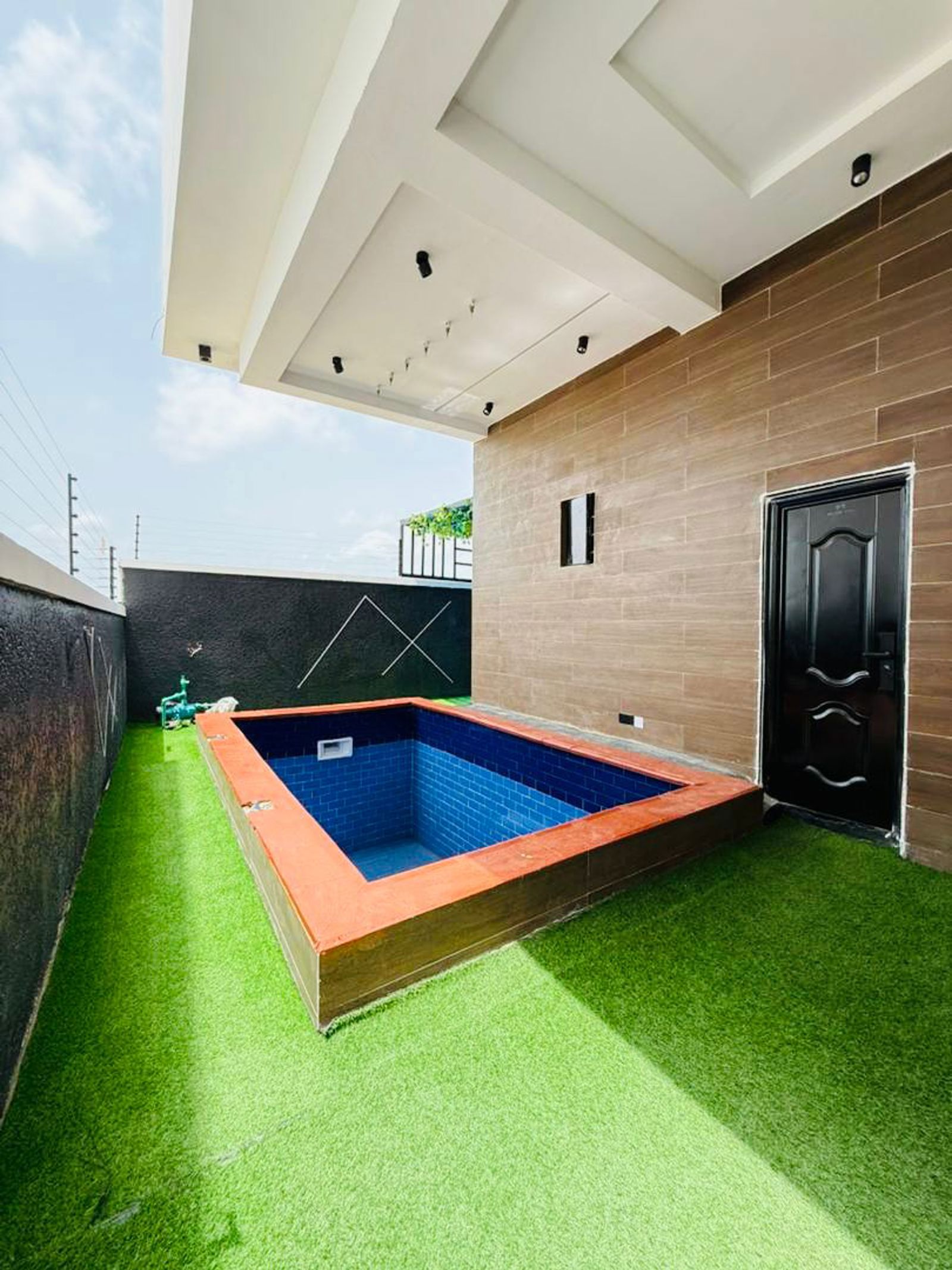 TASTEFULLY FINISHED 5 BED LUXURY HOME WITH SWIMMING POOL AND BQ