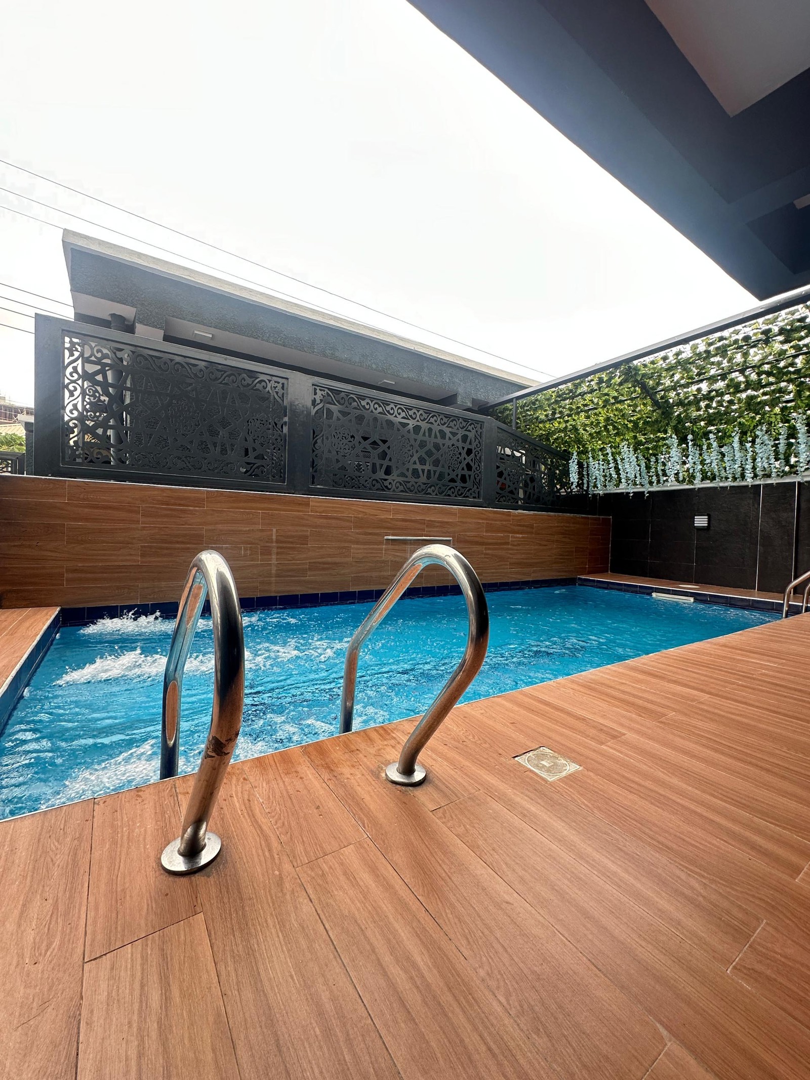 Quality Spacious Luxury 2 Bedroom Apartment with Receptionist office, Swimming pool and Elevator  1 UNIT LEFT📌 Payment Plan Available: 50% down payment and 2 months spread of the balance  Perfect for shortlet, annual rental investment or personal residence