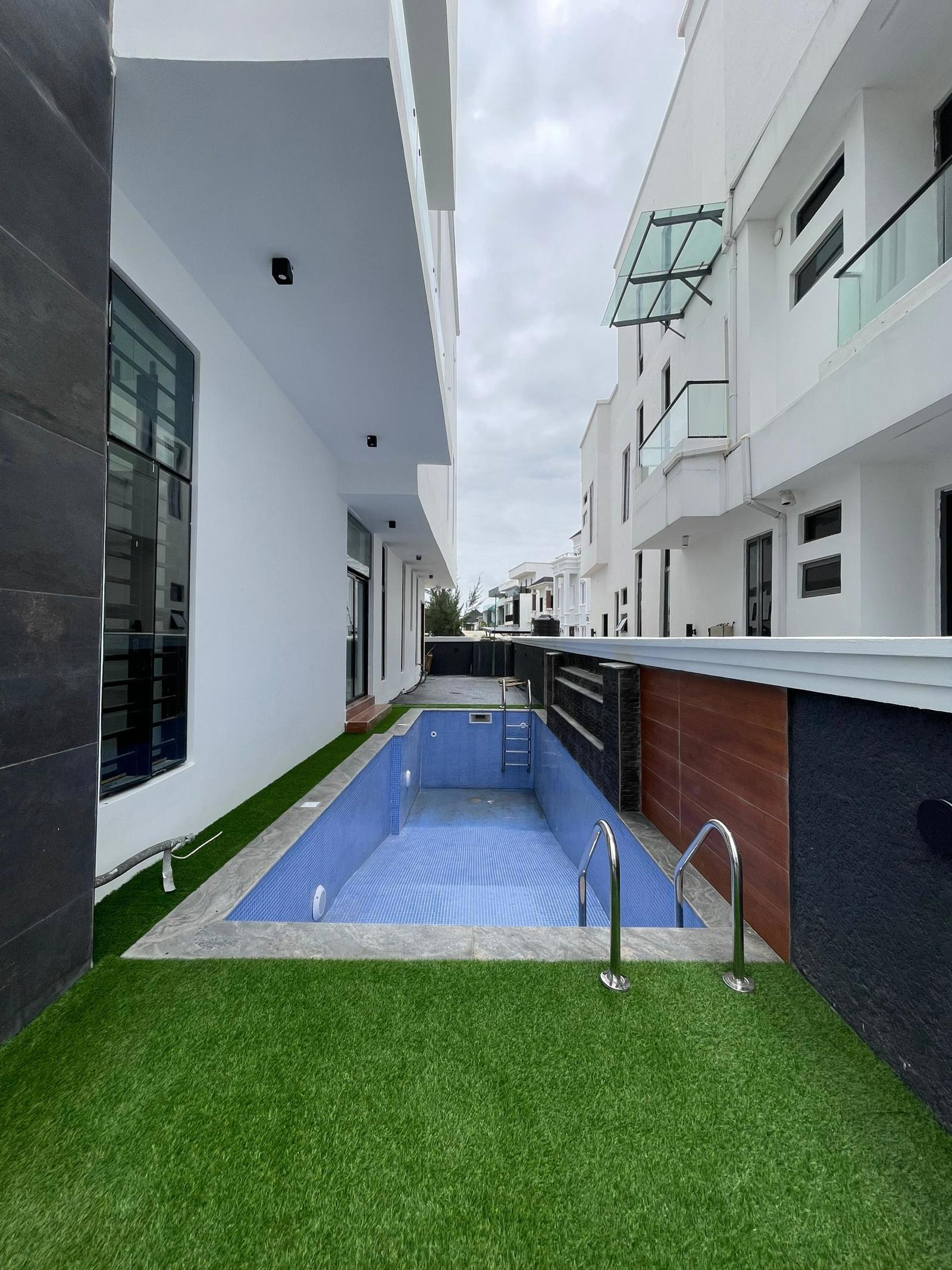5 BEDROOM DETACHED DUPLEX