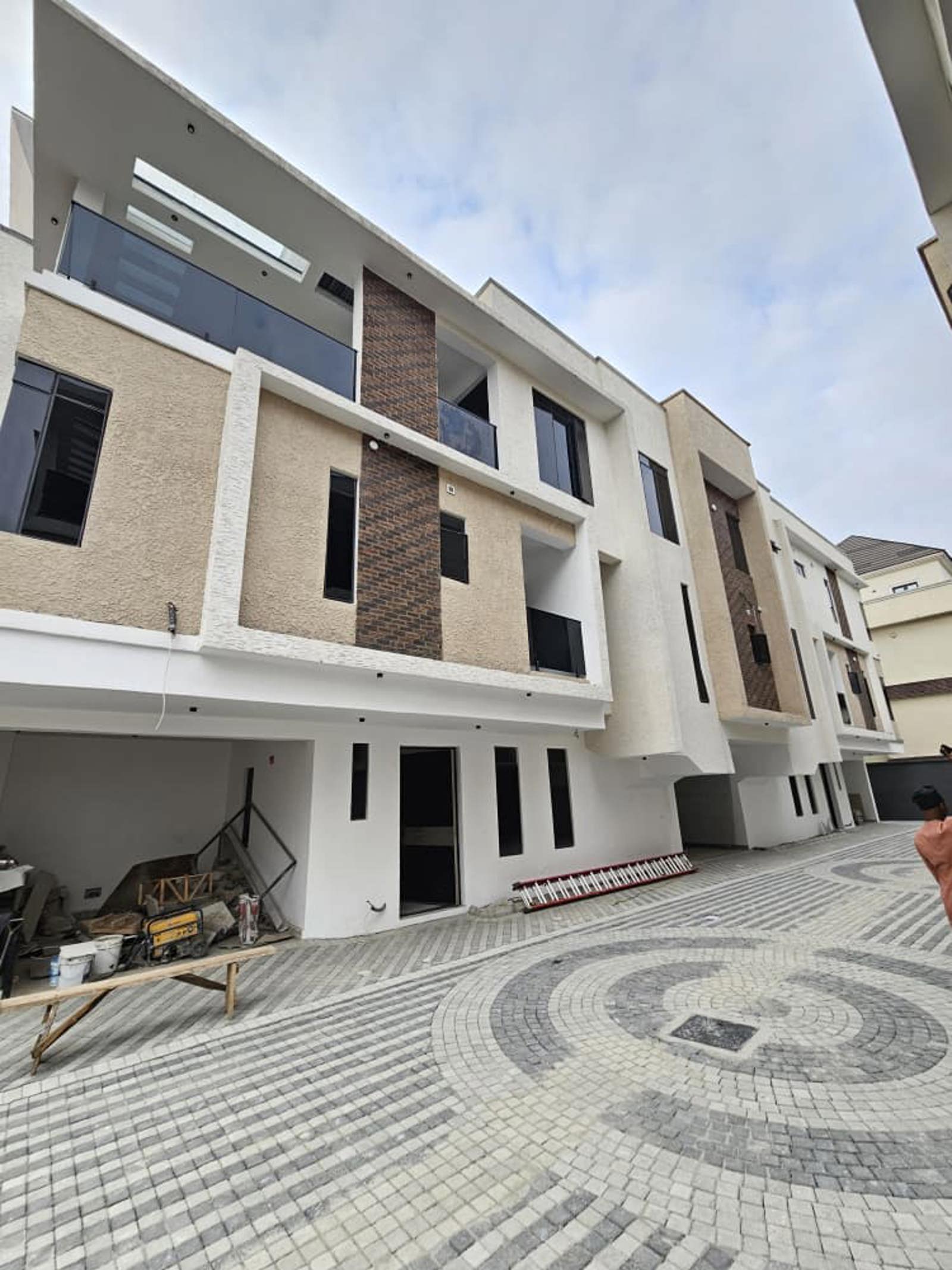 STANDARD LUXURY 4BEDROOM DUPLEX
