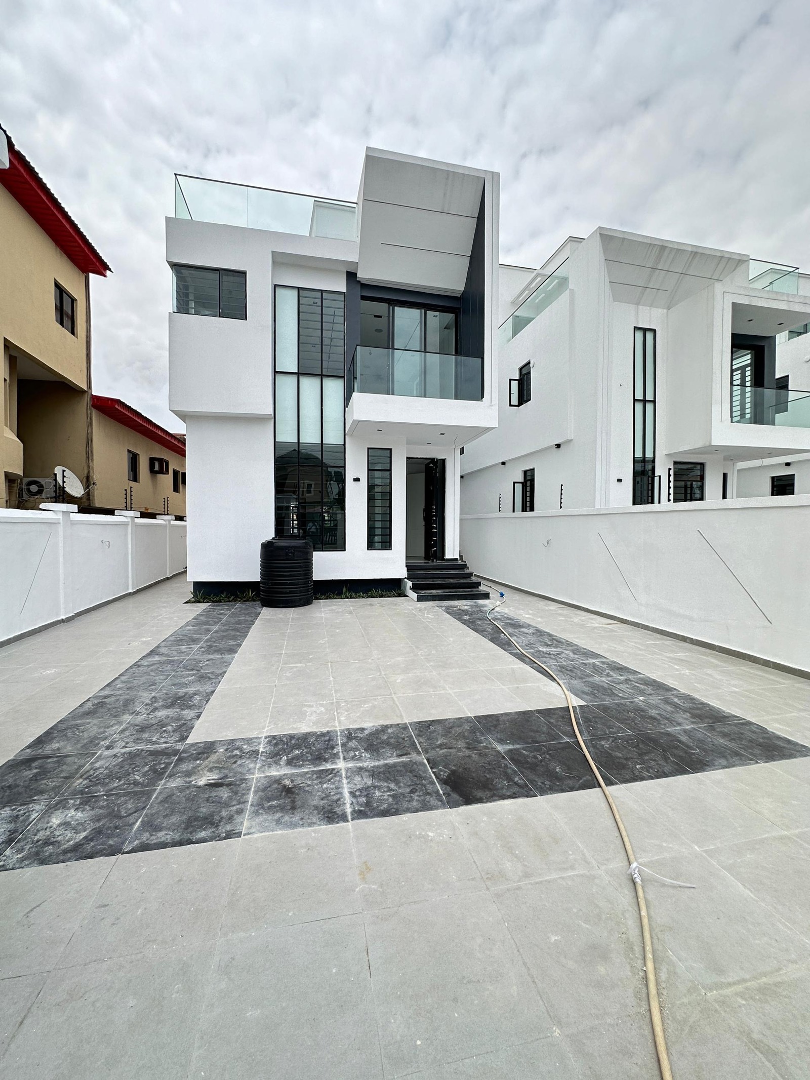 5 BEDROOM FULLY DETACHED DUPLEX WITH POOL AND CINEMA