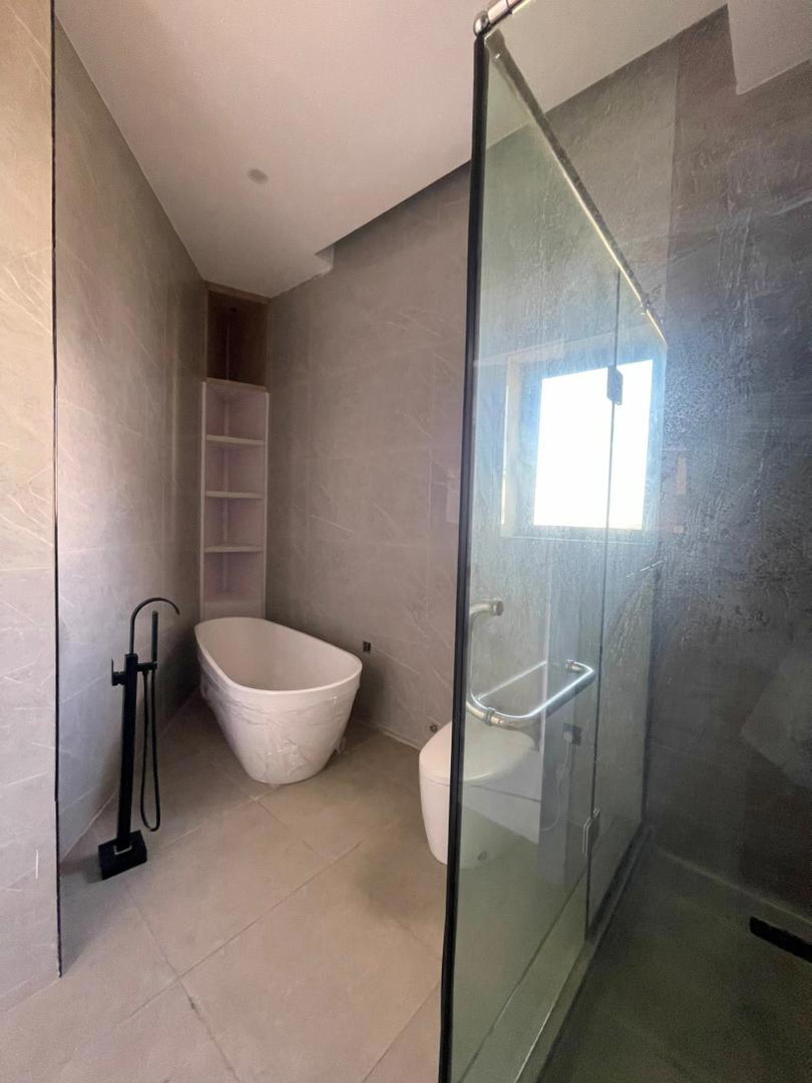 UNIQELY BUILT 5 BEDROOM DUPLEX