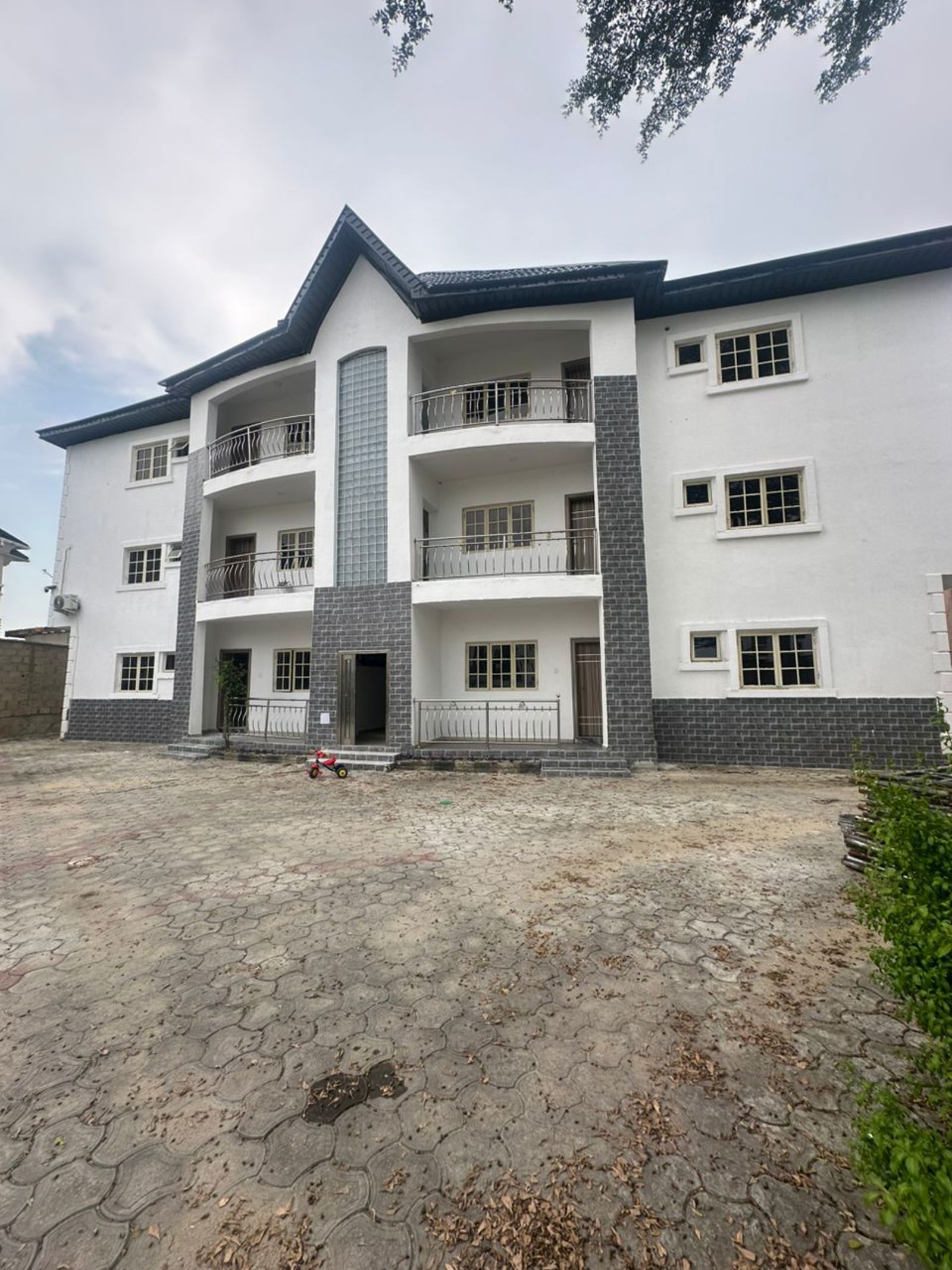 DISTRESS DEAL!! WELL BUILT 3 BEDROOM APARTMENT