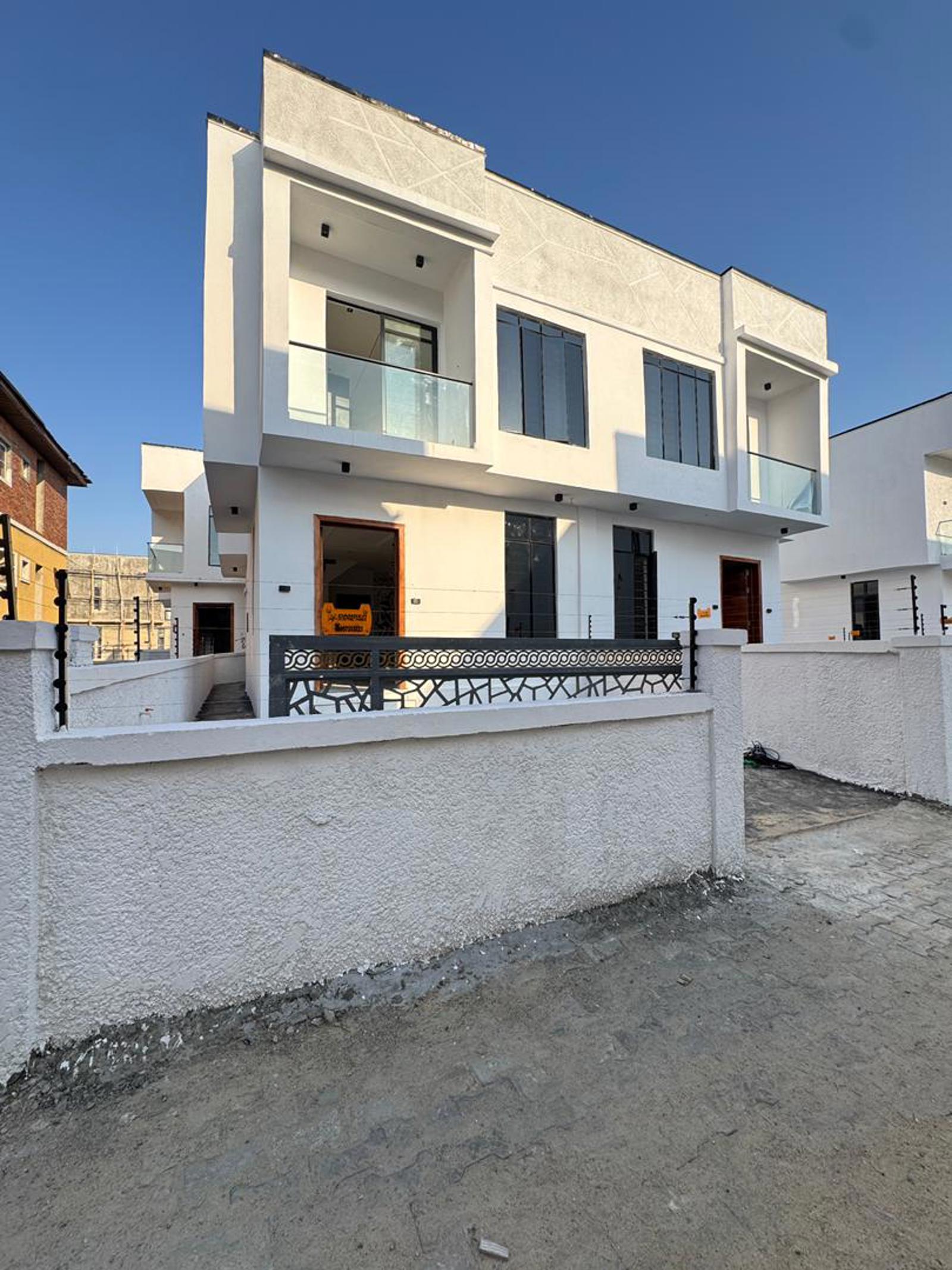 CHECK OUT THIS COZY 3 BEDROOM SEMI-DETACHED DUPLEX