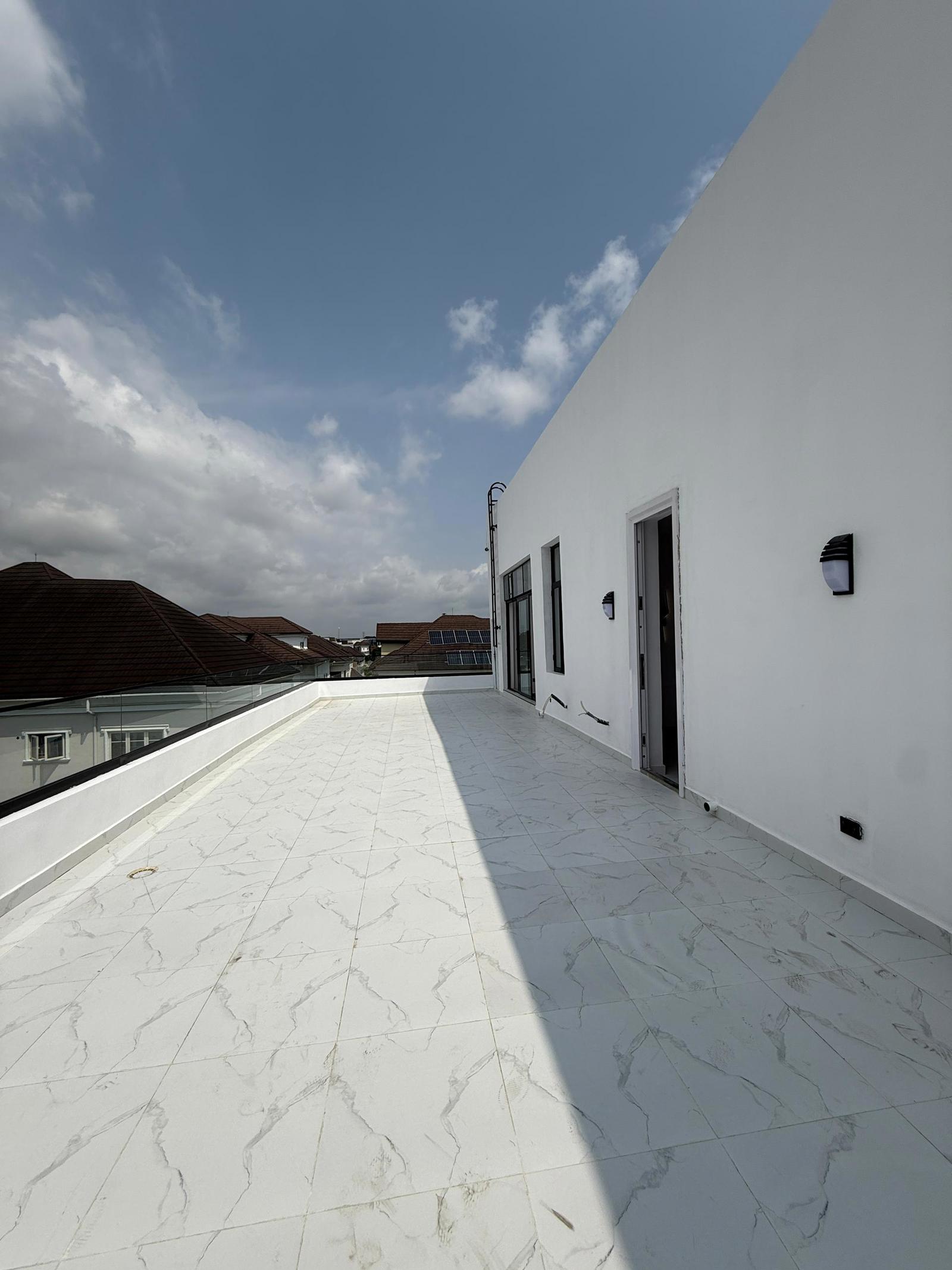 SPACIOUS 5 BEDROOM DUPLEX
