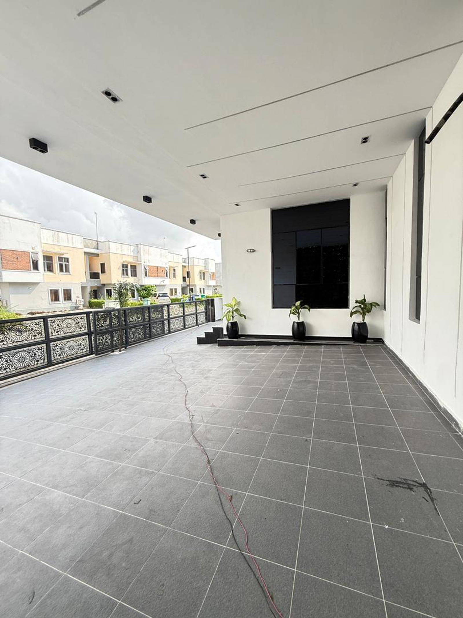 5 BEDROOM DETACHED DUPLEX