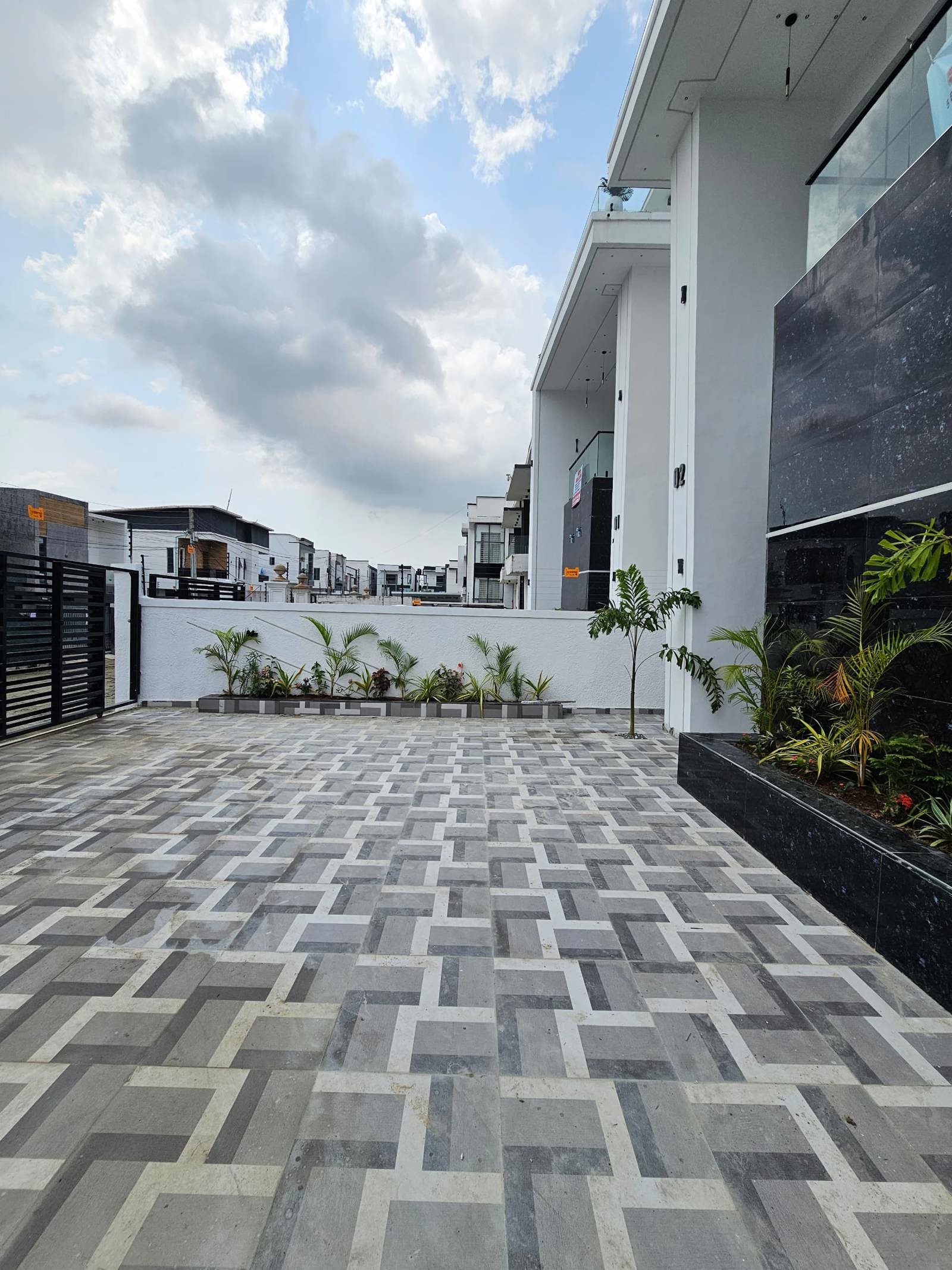 LUXURY 5 BEDROOM FULLY DETACHED DUPLEX