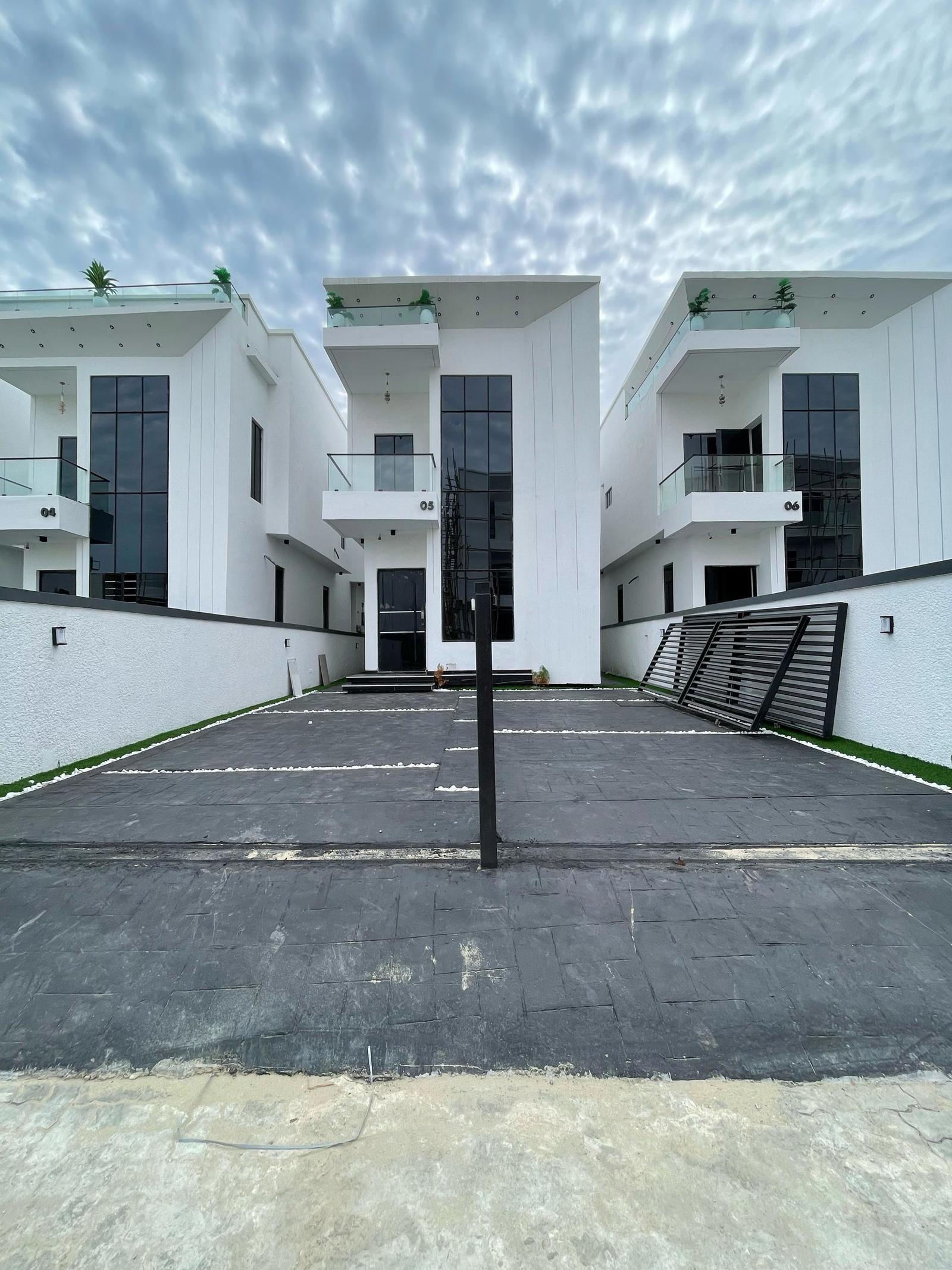 WELL BUILT 5 BEDROOM FULLY DETACHED DUPLEX IN CHEVRON LEKKI