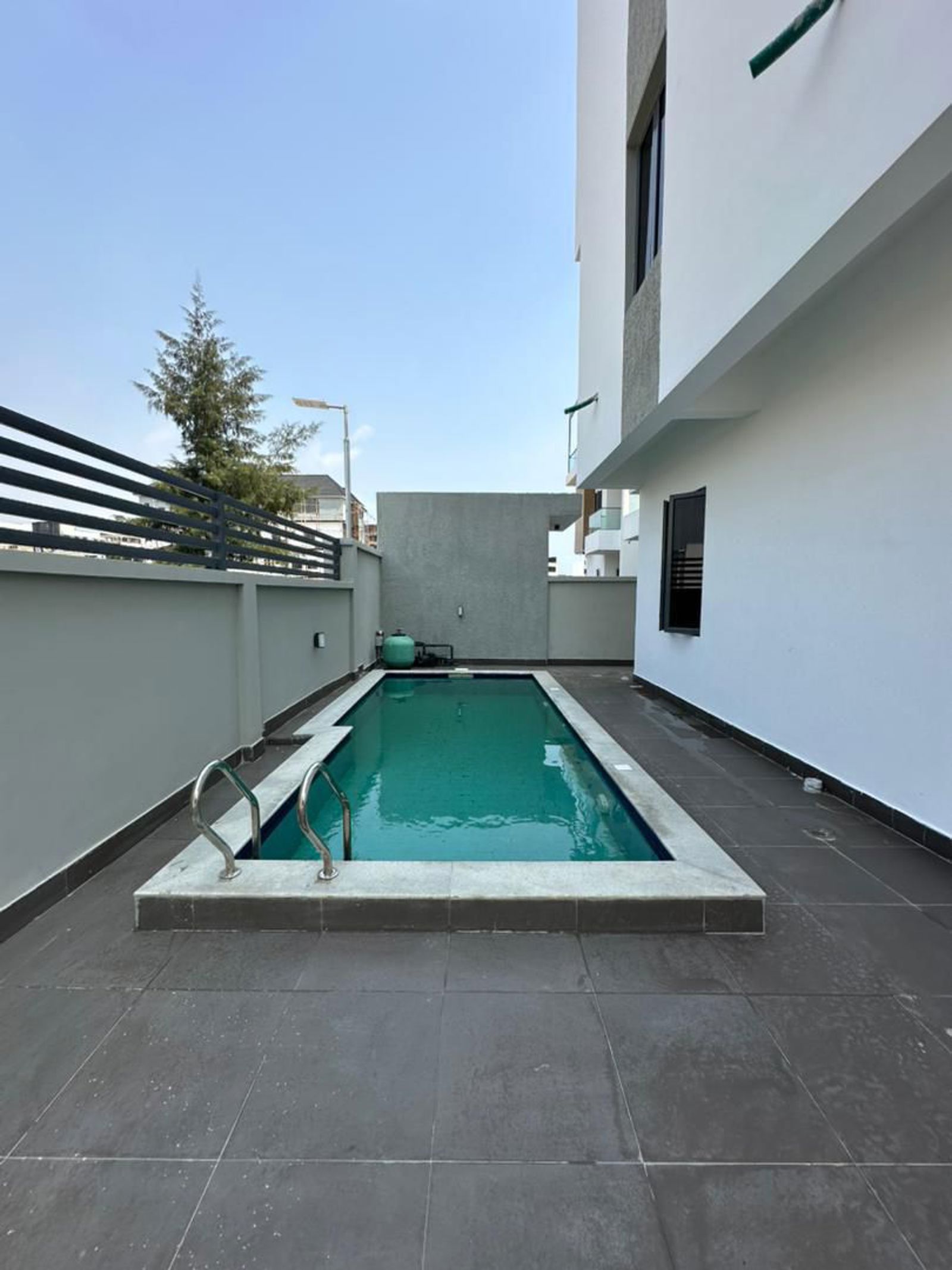 LUXURY 6 BEDROOM DUPLEX RIGHT AT THE PULSE OF LEKKI PHASE ONE