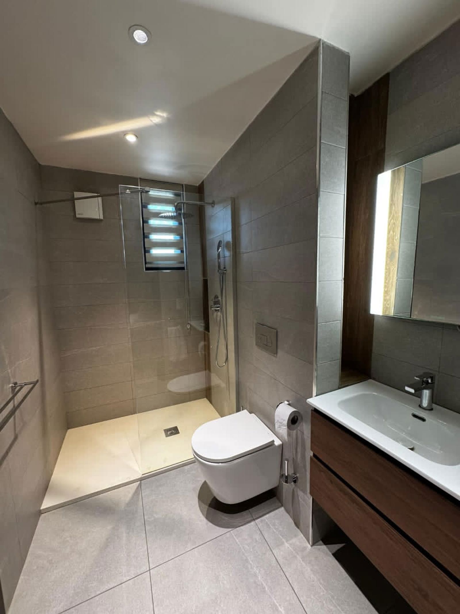 ONE, TWO AND THREE BEDROOM APARTMENTS   FEATURES: 24/7 concierge & security with CCTV Dedicated parking & landscaped gardens Fully fitted kitchen with premium finishes Spacious living room with LED lighting Ensuite bedrooms with luxury bathrooms Gym, function room & retail spaces Fibre optic internet, treated water system  PAYMENT PLAN: 40% initial deposit, spread balance over 12 months, or buy outrightly and move into ready units  LOCATION:  OSBORNE IKOYI   PRICES: 1-Bedroom From ₦312M 2-Bedroom From ₦390M 3-Bedroom From ₦550M