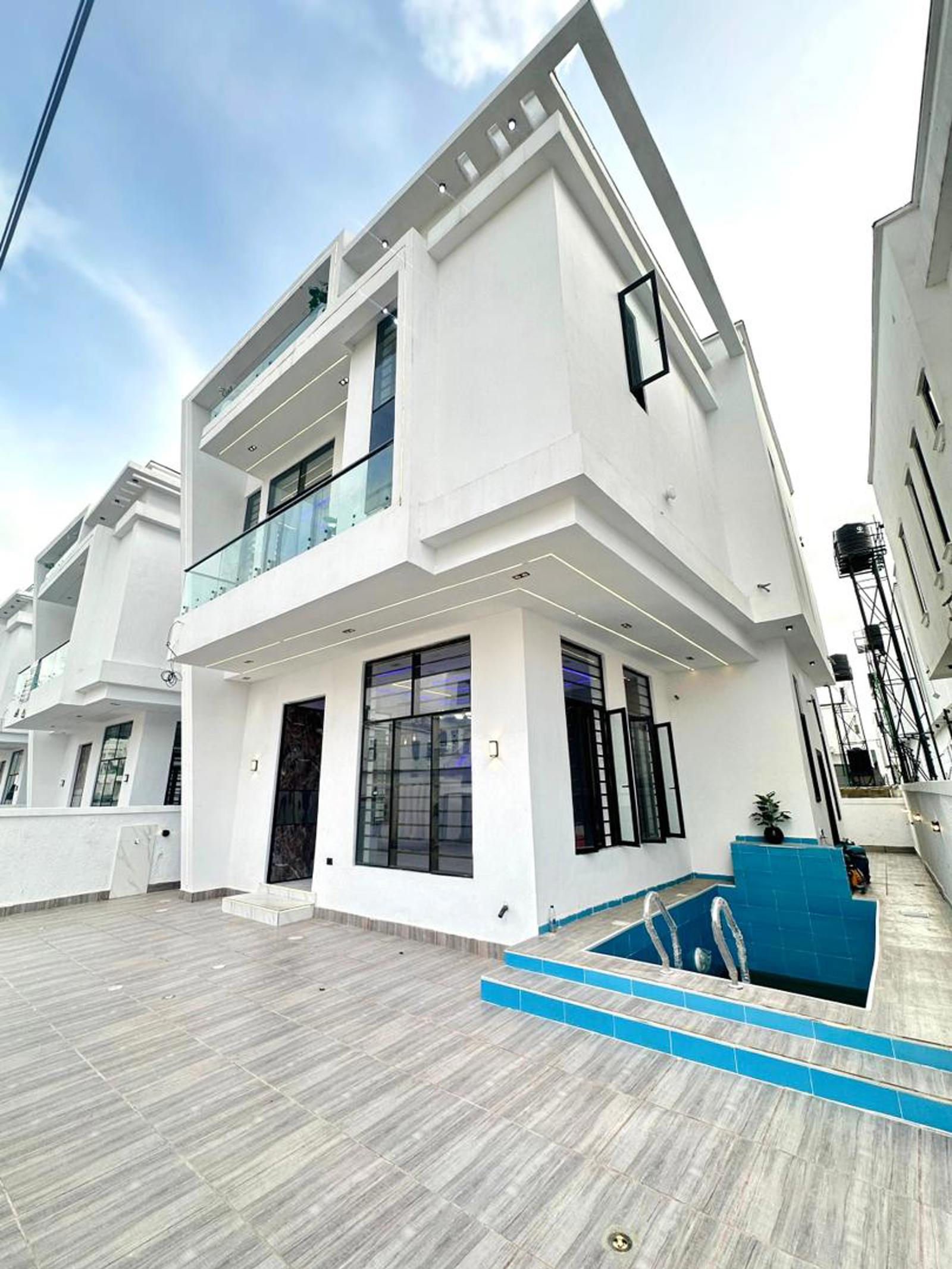 4 BEDROOM FULLY DETACHED DUPLEX WITH BQ AND A POOL