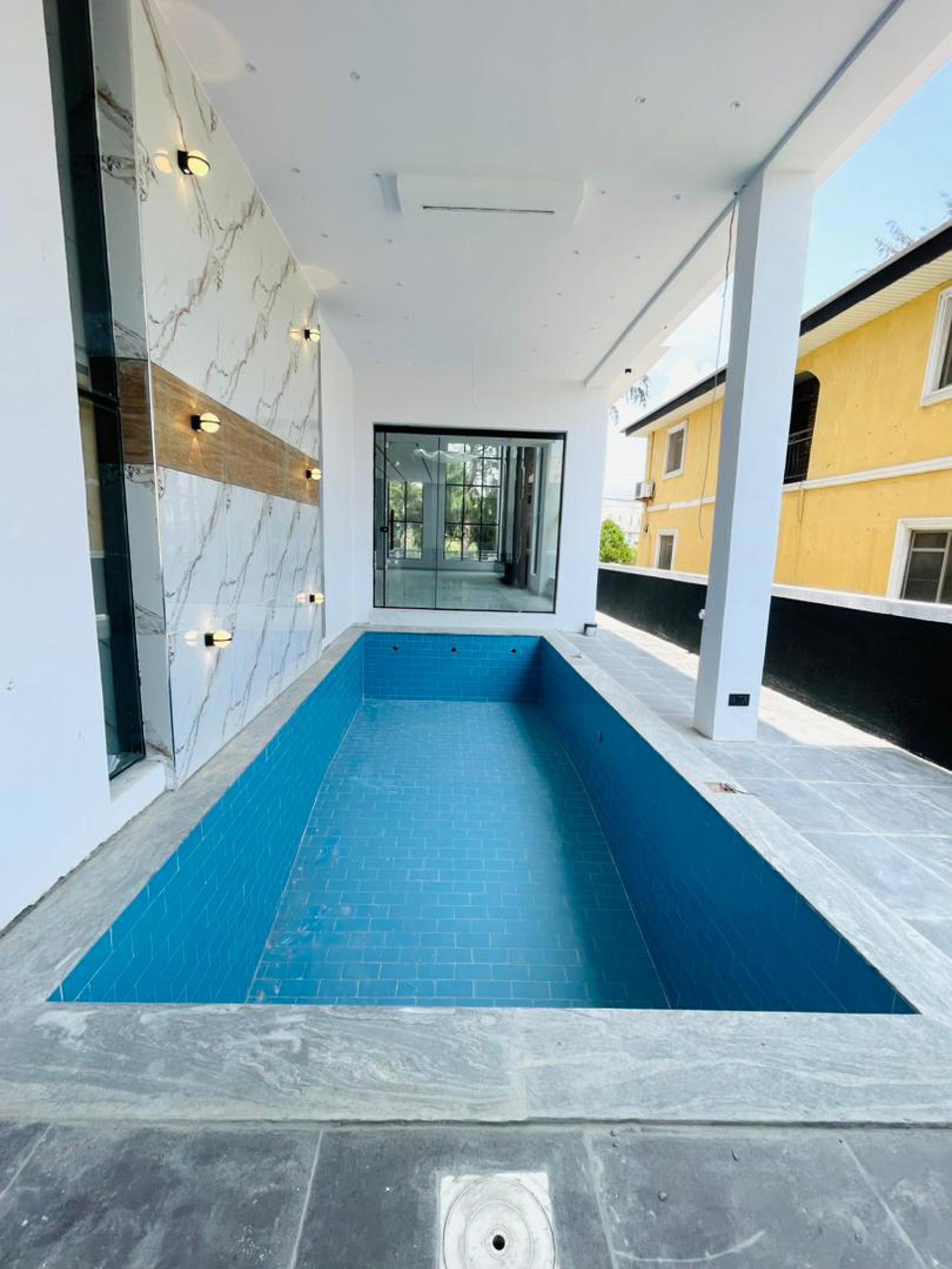 5 BEDROOM DETACHED DUPLEX WITH A POOL