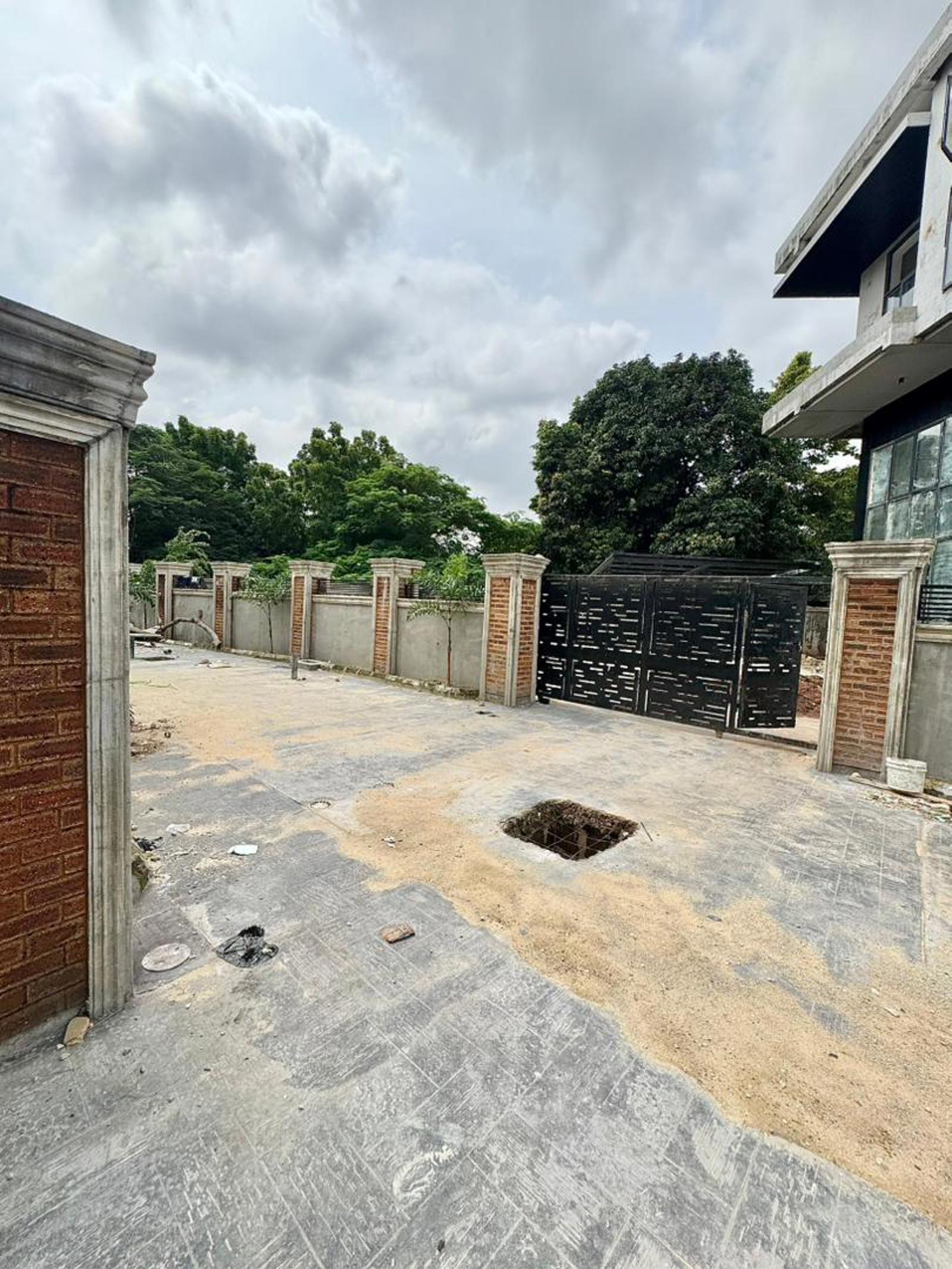 THIS IS AN EXCLUSIVE ONGOING ULTRA LUXURY DEVELOPMENT  OF SMART HOMES CONSISTING OF 4 UNITS OF 5 BEDROOM FULLY DETACHED VILLAS