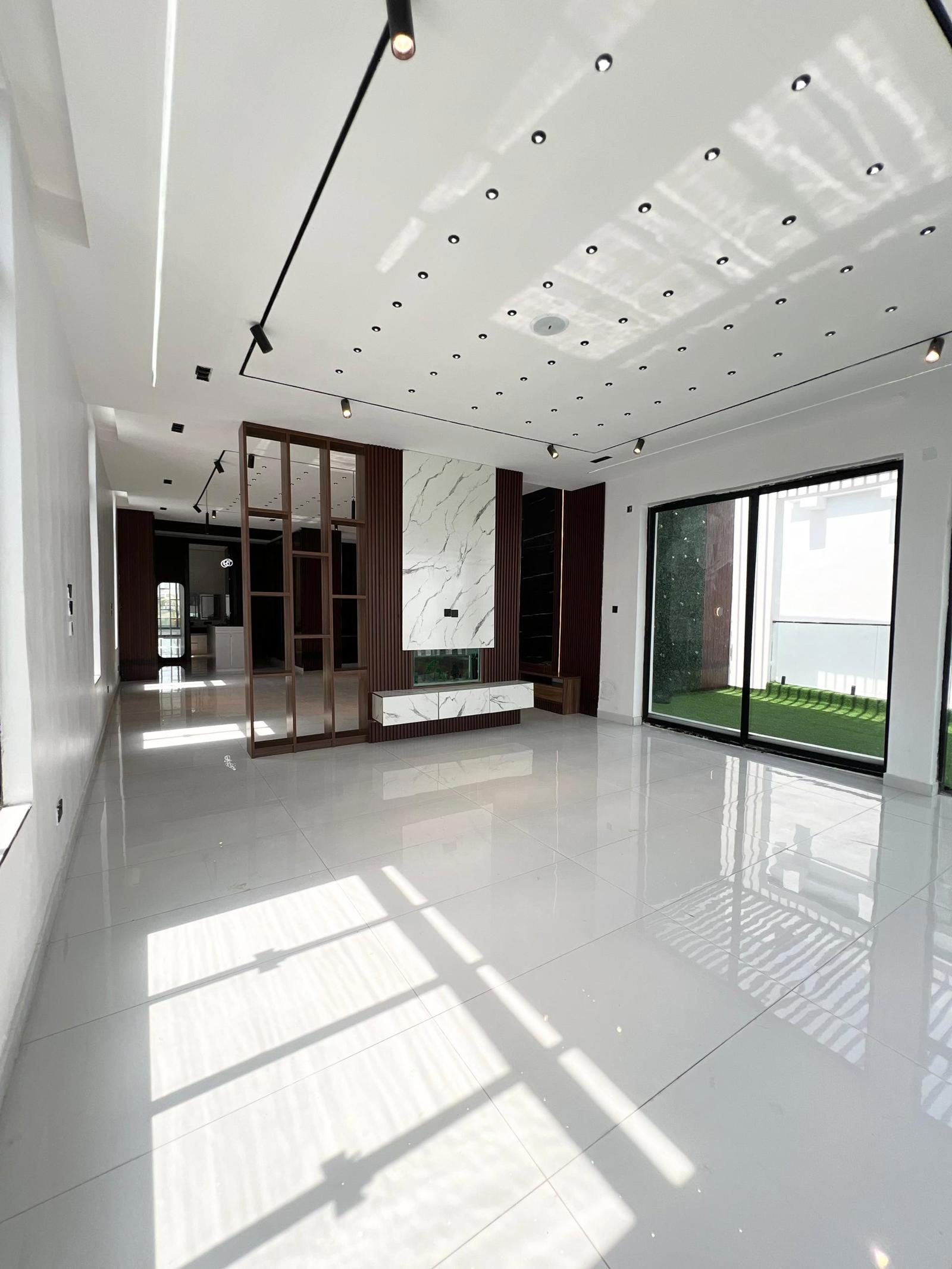 ELEGANTLY BUILT 6 BEDROOM DUPLEX