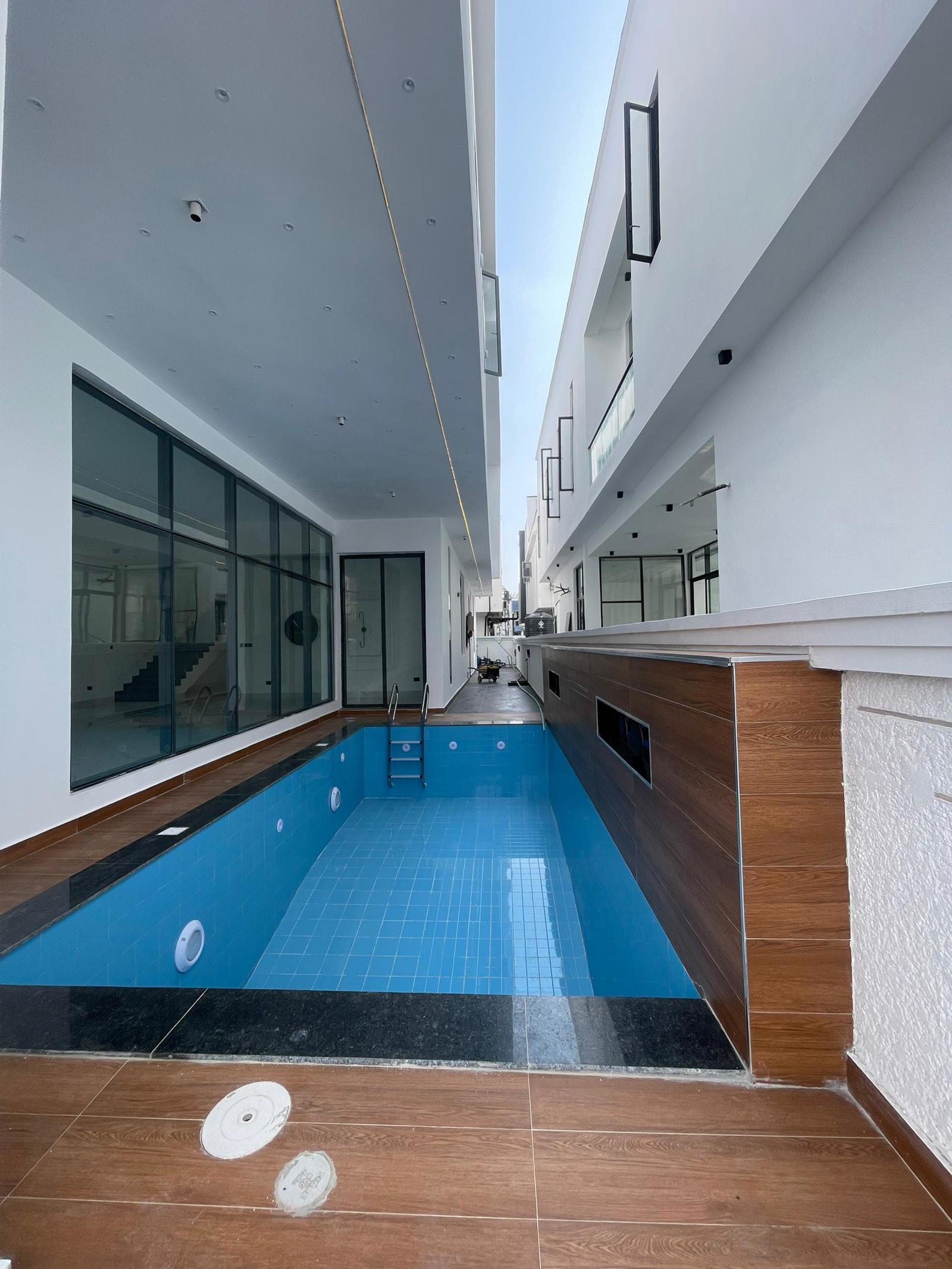 LUXURY 5 BEDROOM DETACHED DUPLEX