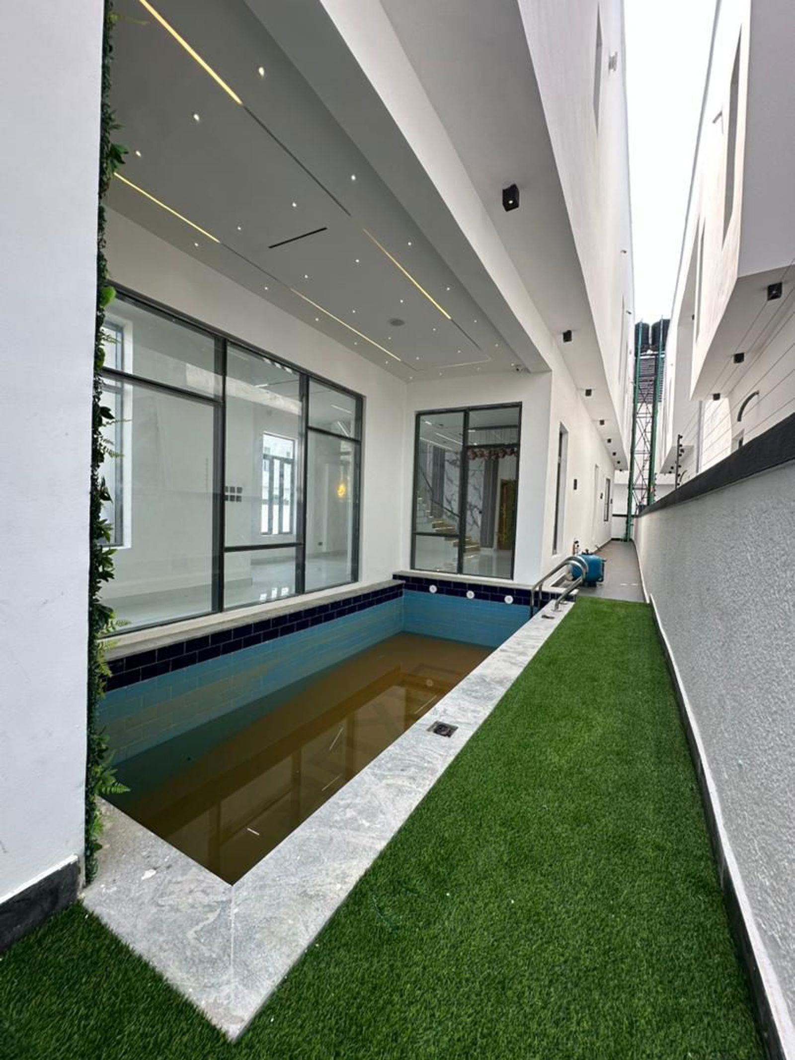 LUXURY MODERN 5 BEDROOM FULLY DETACHED DUPLEX