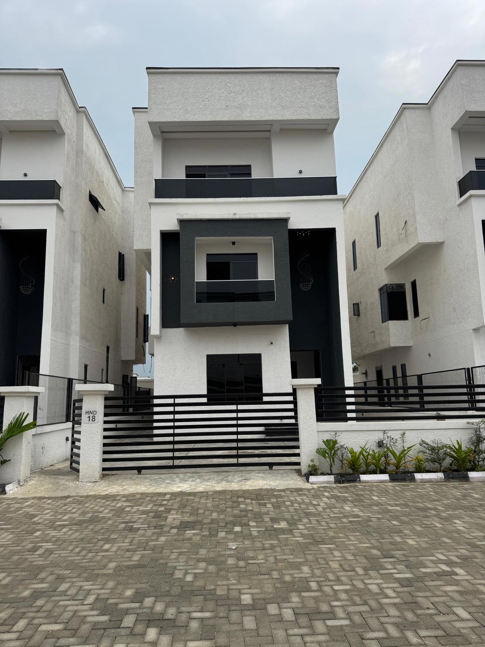 LUXURIOUS 5 BEDS DETACHED DUPLEX