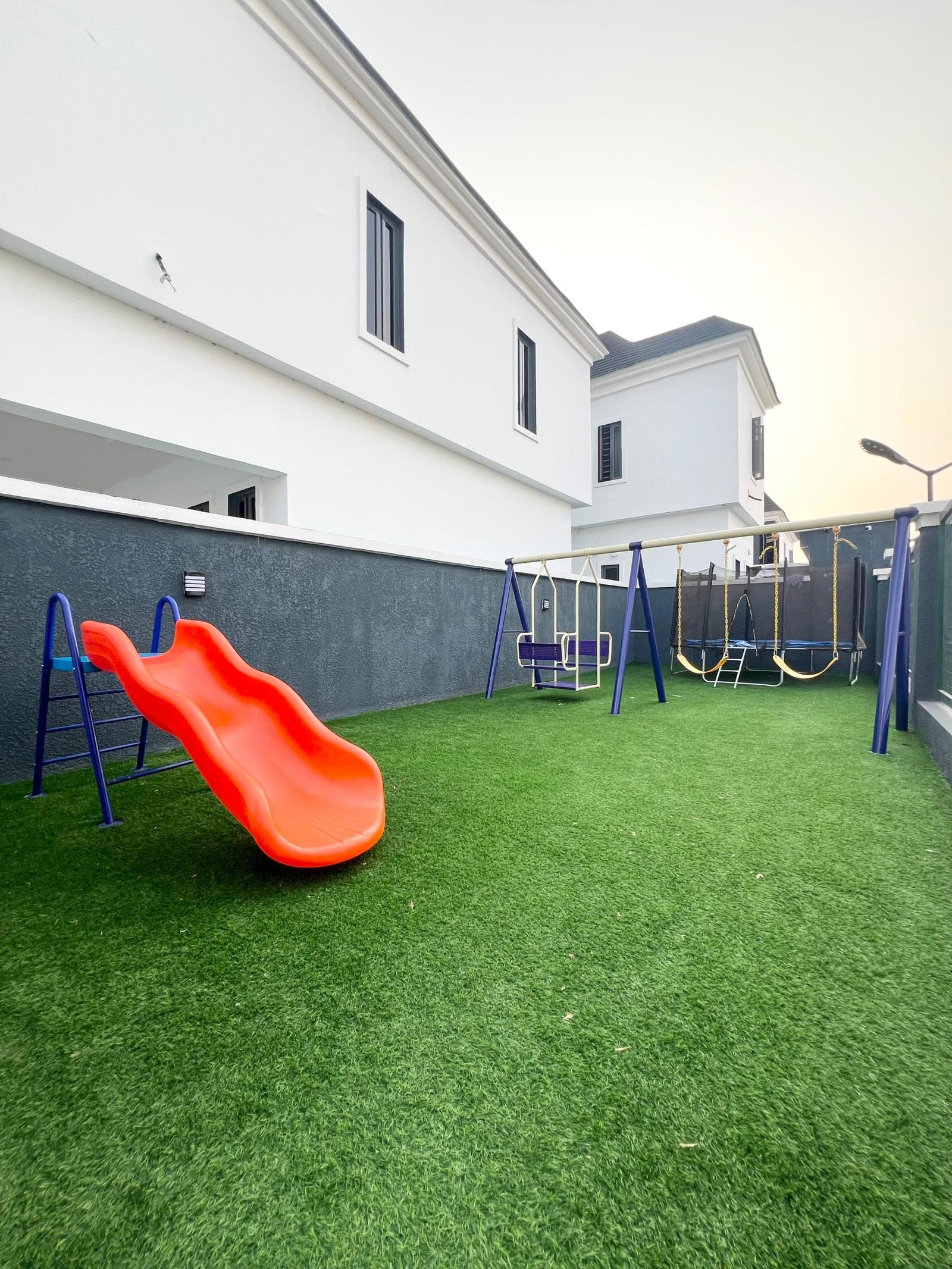 MODERN 3/4 BEDROOM TERRACE DUPLEX