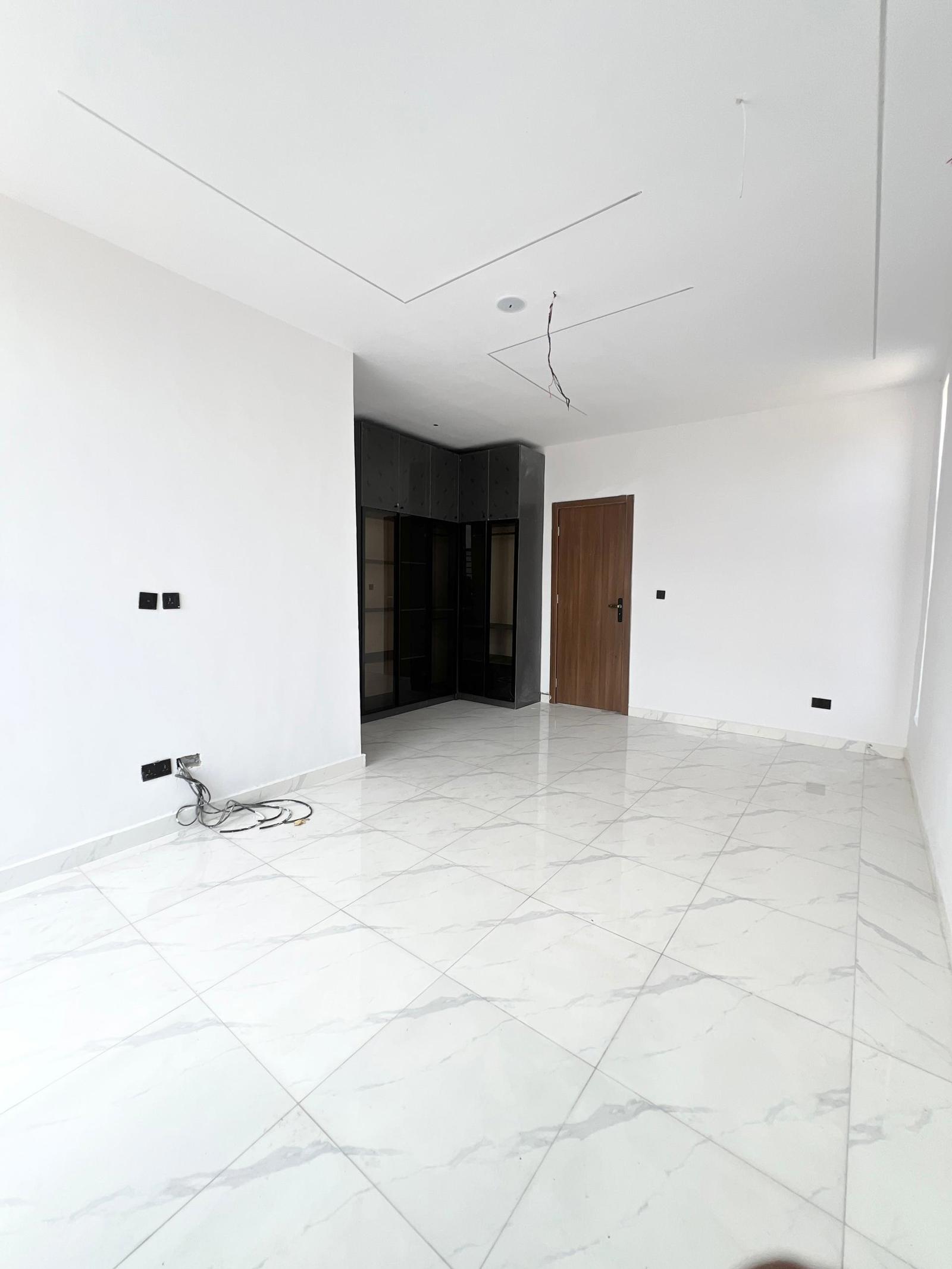 WELL CARVED 2&4 BEDROOM TERRACE DUPLEX