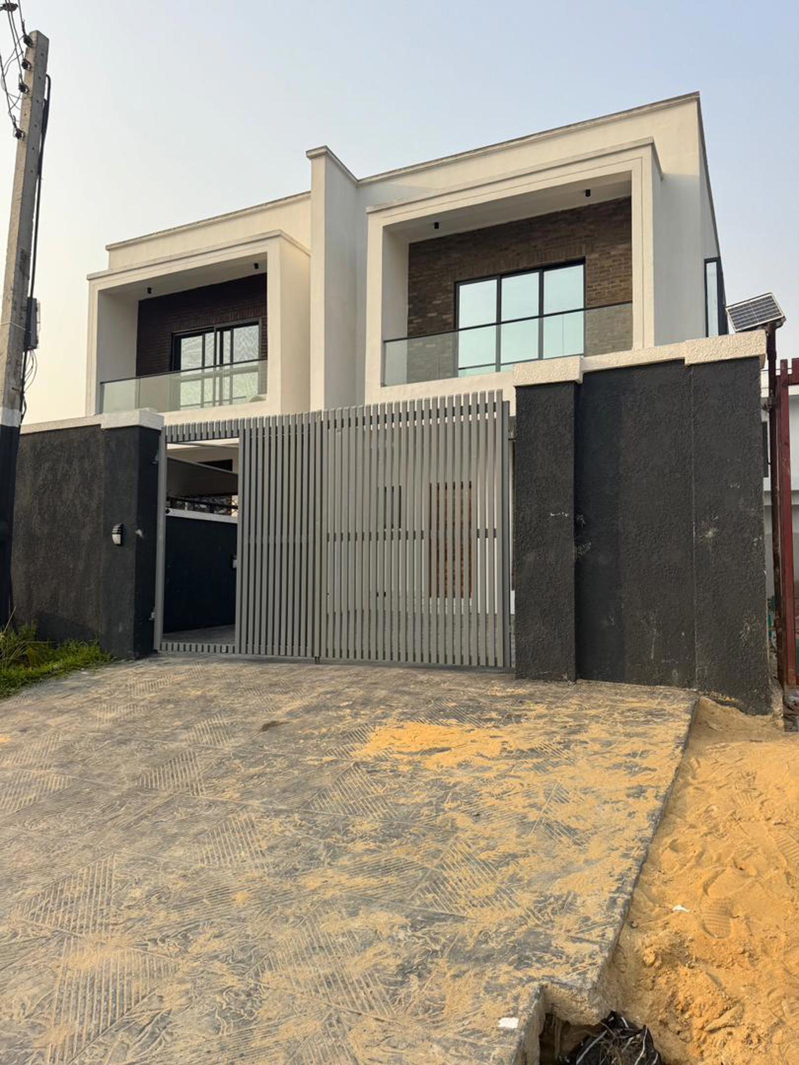 UNIQUE 4 BEDROOM SEMI-DETACHED