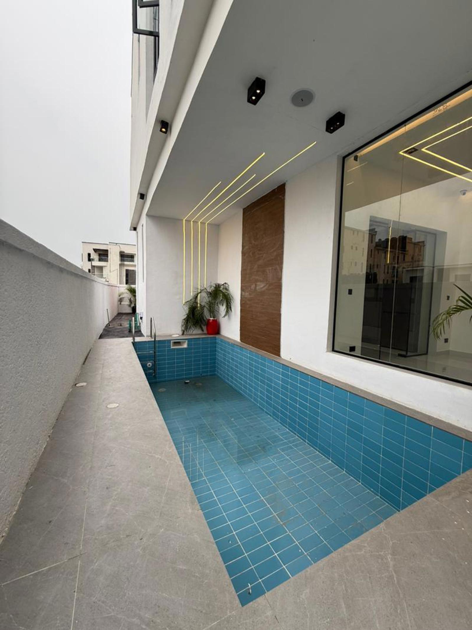 WELL BUILT 5 BEDROOM DUPLEX