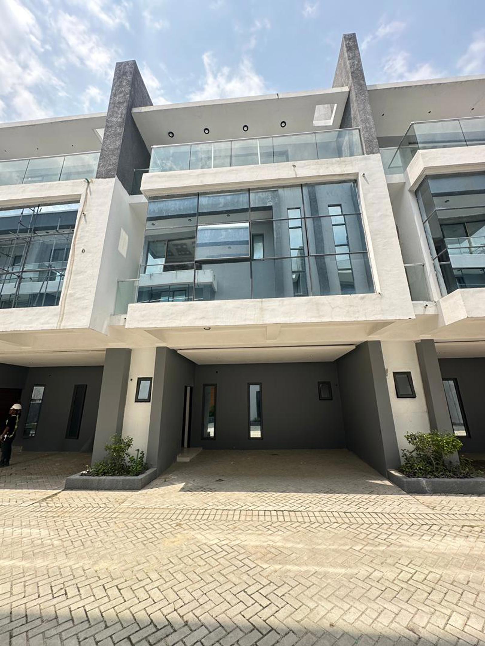 WELL BUILT 4 BEDROOM DUPLEX